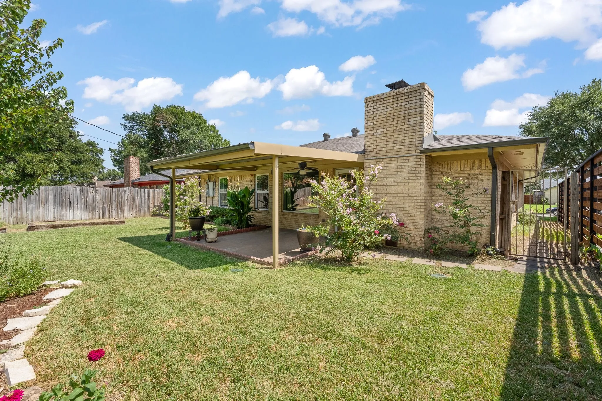 Single Family Residence For Sale in Tarrant County , 3756 Wedgworth Road S, Fort Worth, Texas 76133, 3 Bedroom, 2 Bathroom, 2 Garage spaces, 1,699 Sqft, built in 1976, mls#21345057, Real Estate Agent in Fort Worth, Homes For Sale in Tarrant county, Homes For Sale in Fort Worth, Realtor in Fort Worth Texas, Real Estate Brokerage Independent Realty Texas, Luminita Cordes Realtor