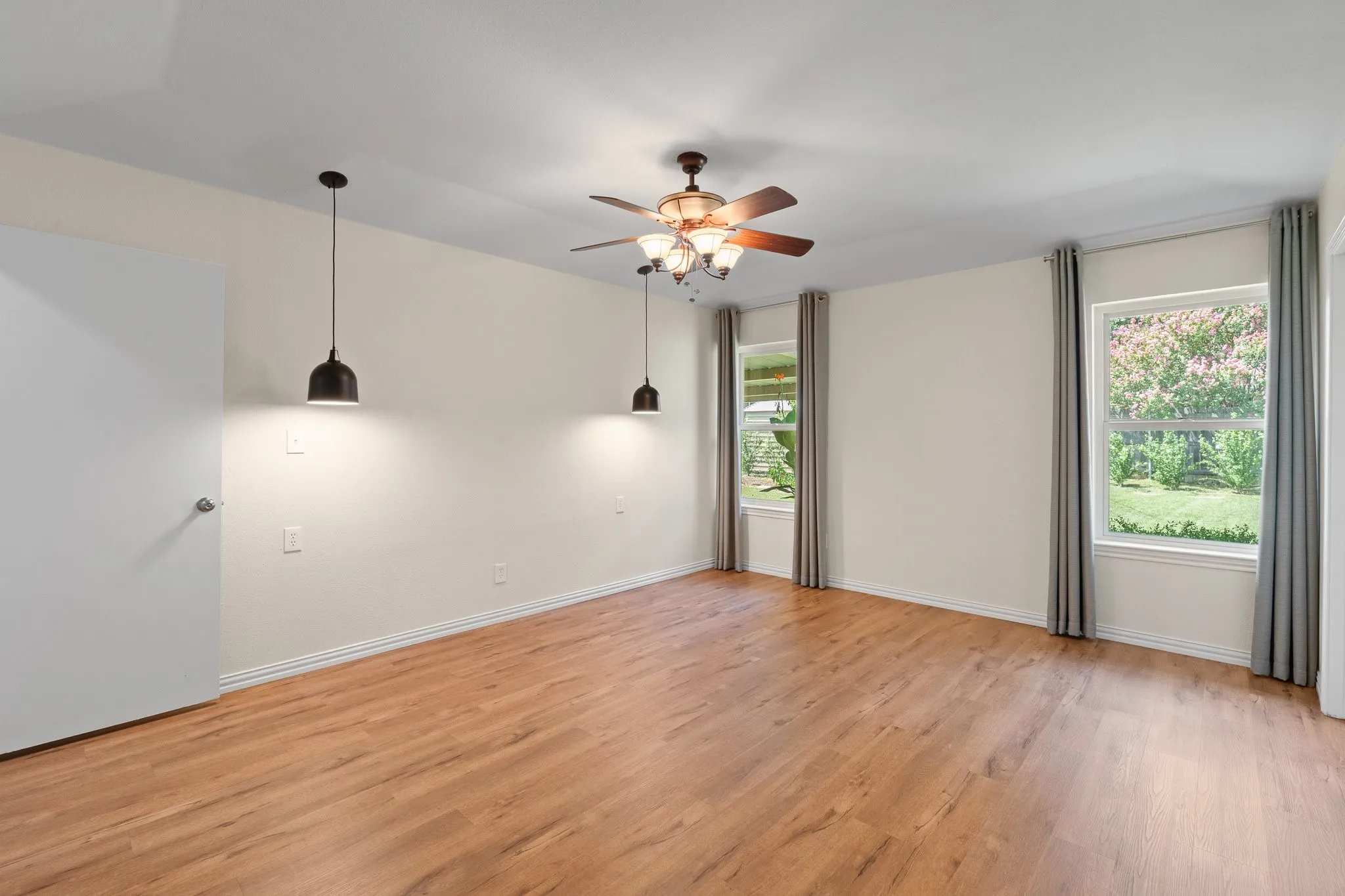 Single Family Residence For Sale in Tarrant County , 3756 Wedgworth Road S, Fort Worth, Texas 76133, 3 Bedroom, 2 Bathroom, 2 Garage spaces, 1,699 Sqft, built in 1976, mls#21345057, Real Estate Agent in Fort Worth, Homes For Sale in Tarrant county, Homes For Sale in Fort Worth, Realtor in Fort Worth Texas, Real Estate Brokerage Independent Realty Texas, Luminita Cordes Realtor