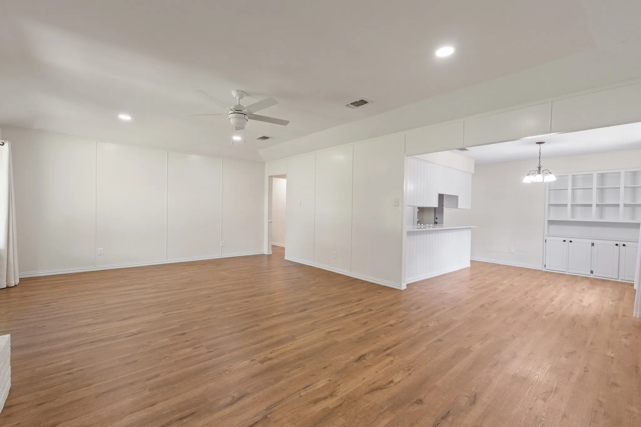 Single Family Residence For Sale in Tarrant County , 3756 Wedgworth Road S, Fort Worth, Texas 76133, 3 Bedroom, 2 Bathroom, 2 Garage spaces, 1,699 Sqft, built in 1976, mls#21345057, Real Estate Agent in Fort Worth, Homes For Sale in Tarrant county, Homes For Sale in Fort Worth, Realtor in Fort Worth Texas, Real Estate Brokerage Independent Realty Texas, Luminita Cordes Realtor