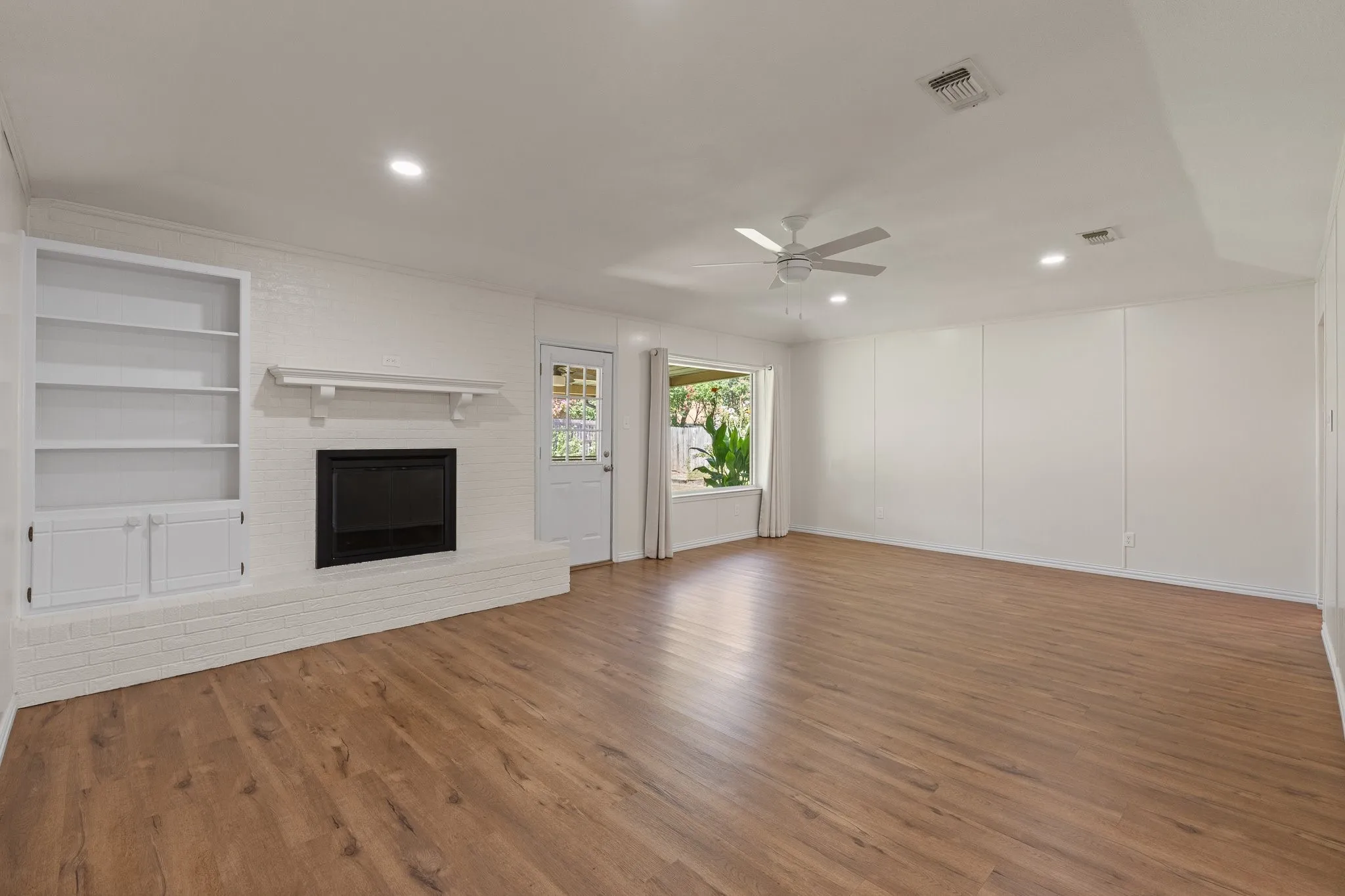 Single Family Residence For Sale in Tarrant County , 3756 Wedgworth Road S, Fort Worth, Texas 76133, 3 Bedroom, 2 Bathroom, 2 Garage spaces, 1,699 Sqft, built in 1976, mls#21345057, Real Estate Agent in Fort Worth, Homes For Sale in Tarrant county, Homes For Sale in Fort Worth, Realtor in Fort Worth Texas, Real Estate Brokerage Independent Realty Texas, Luminita Cordes Realtor