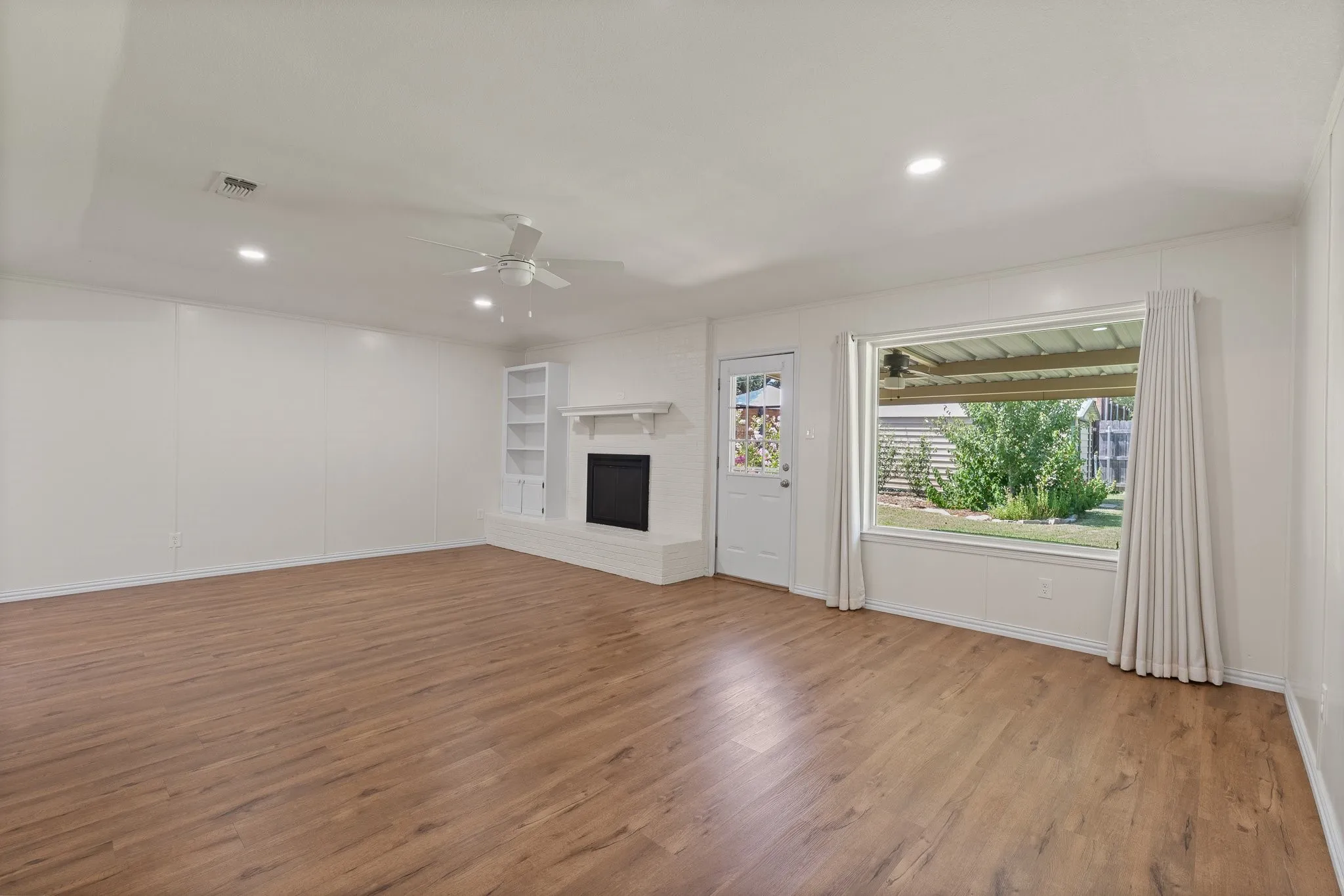 Single Family Residence For Sale in Tarrant County , 3756 Wedgworth Road S, Fort Worth, Texas 76133, 3 Bedroom, 2 Bathroom, 2 Garage spaces, 1,699 Sqft, built in 1976, mls#21345057, Real Estate Agent in Fort Worth, Homes For Sale in Tarrant county, Homes For Sale in Fort Worth, Realtor in Fort Worth Texas, Real Estate Brokerage Independent Realty Texas, Luminita Cordes Realtor
