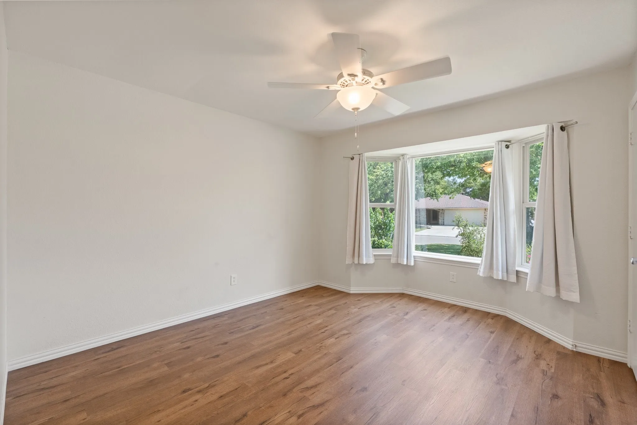 Single Family Residence For Sale in Tarrant County , 3756 Wedgworth Road S, Fort Worth, Texas 76133, 3 Bedroom, 2 Bathroom, 2 Garage spaces, 1,699 Sqft, built in 1976, mls#21345057, Real Estate Agent in Fort Worth, Homes For Sale in Tarrant county, Homes For Sale in Fort Worth, Realtor in Fort Worth Texas, Real Estate Brokerage Independent Realty Texas, Luminita Cordes Realtor