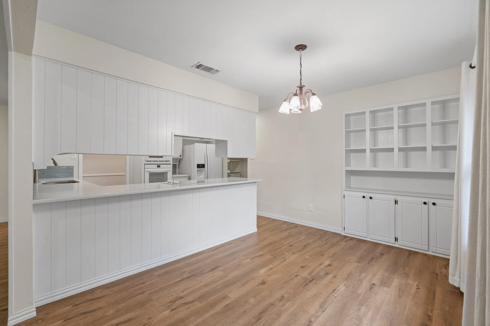 Single Family Residence For Sale in Tarrant County , 3756 Wedgworth Road S, Fort Worth, Texas 76133, 3 Bedroom, 2 Bathroom, 2 Garage spaces, 1,699 Sqft, built in 1976, mls#21345057, Real Estate Agent in Fort Worth, Homes For Sale in Tarrant county, Homes For Sale in Fort Worth, Realtor in Fort Worth Texas, Real Estate Brokerage Independent Realty Texas, Luminita Cordes Realtor