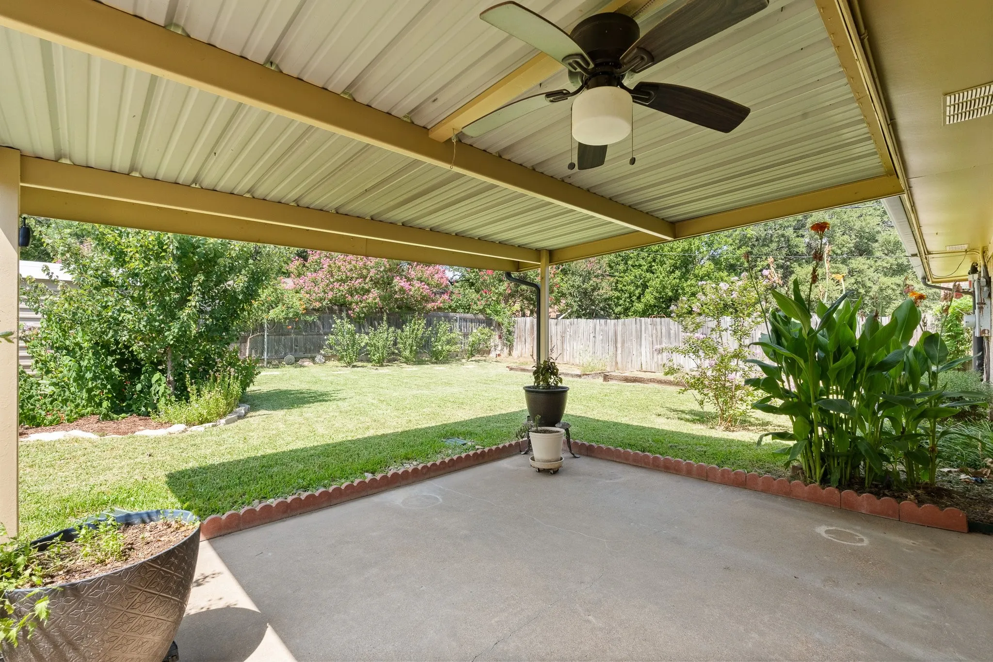 Single Family Residence For Sale in Tarrant County , 3756 Wedgworth Road S, Fort Worth, Texas 76133, 3 Bedroom, 2 Bathroom, 2 Garage spaces, 1,699 Sqft, built in 1976, mls#21345057, Real Estate Agent in Fort Worth, Homes For Sale in Tarrant county, Homes For Sale in Fort Worth, Realtor in Fort Worth Texas, Real Estate Brokerage Independent Realty Texas, Luminita Cordes Realtor