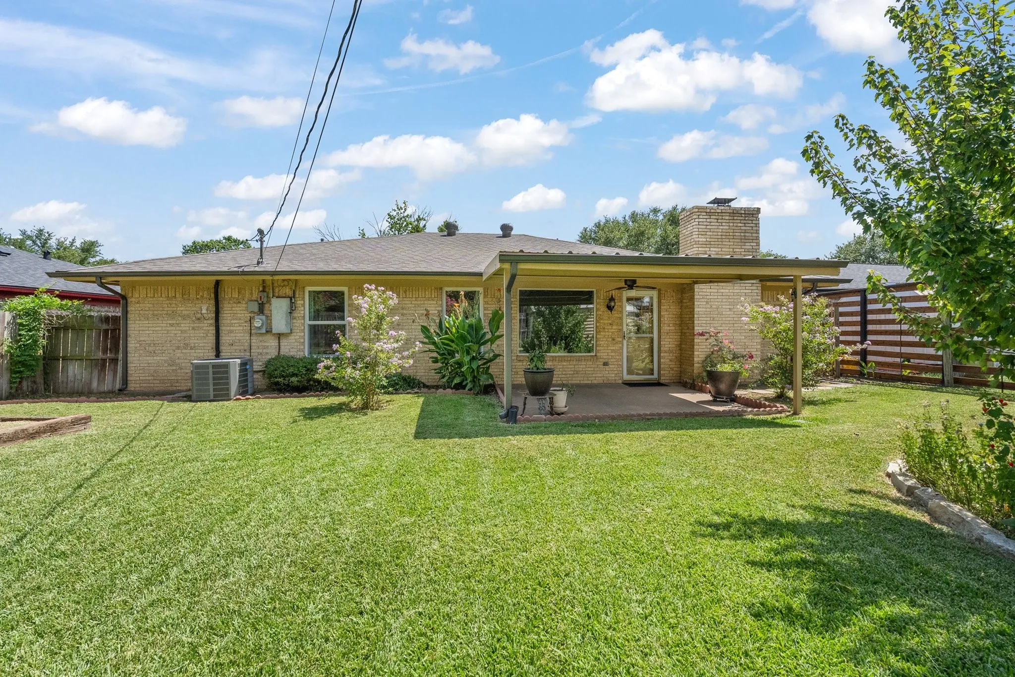 Single Family Residence For Sale in Tarrant County , 3756 Wedgworth Road S, Fort Worth, Texas 76133, 3 Bedroom, 2 Bathroom, 2 Garage spaces, 1,699 Sqft, built in 1976, mls#21345057, Real Estate Agent in Fort Worth, Homes For Sale in Tarrant county, Homes For Sale in Fort Worth, Realtor in Fort Worth Texas, Real Estate Brokerage Independent Realty Texas, Luminita Cordes Realtor