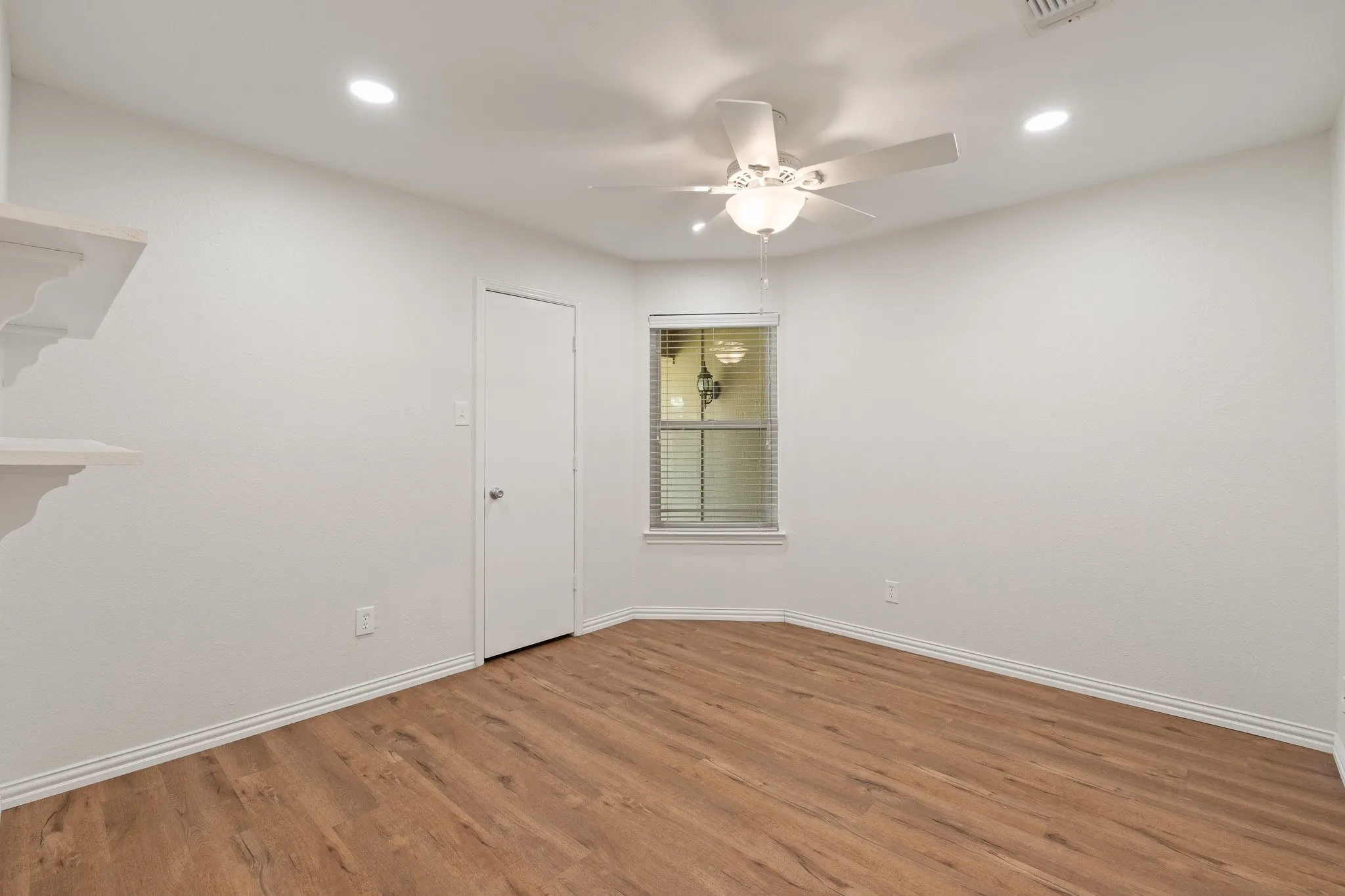 Single Family Residence For Sale in Tarrant County , 3756 Wedgworth Road S, Fort Worth, Texas 76133, 3 Bedroom, 2 Bathroom, 2 Garage spaces, 1,699 Sqft, built in 1976, mls#21345057, Real Estate Agent in Fort Worth, Homes For Sale in Tarrant county, Homes For Sale in Fort Worth, Realtor in Fort Worth Texas, Real Estate Brokerage Independent Realty Texas, Luminita Cordes Realtor