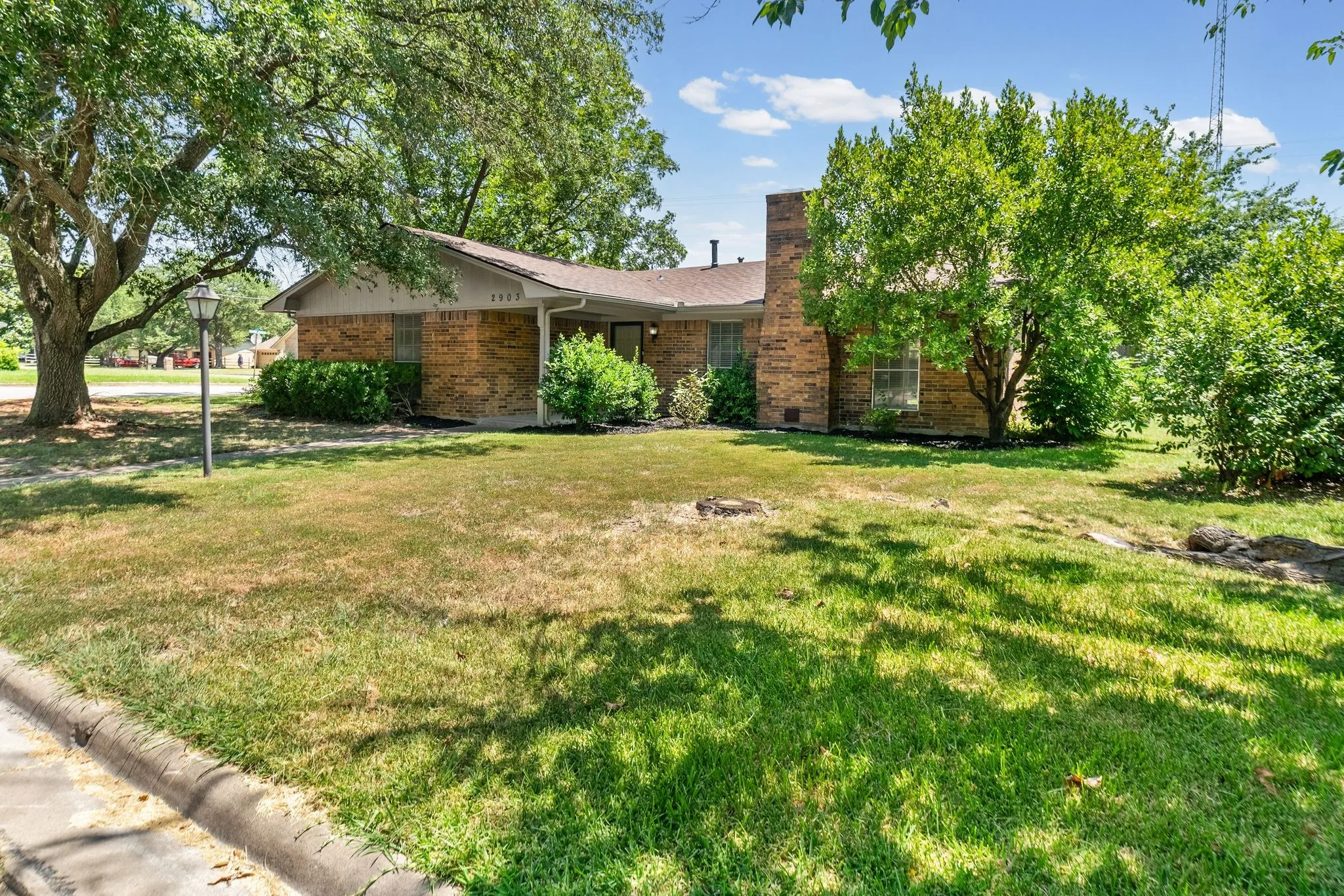 Single Family Residence For Sale in Hunt County , 2903 Melmar Park Street, Commerce, Texas 75428, 3 Bedroom, 2 Bathroom, 2 Garage spaces, 1,725 Sqft, built in 1969, mls#21344895, Real Estate Agent in Commerce, Homes For Sale in Hunt county, Homes For Sale in Commerce, Realtor in Commerce Texas, Real Estate Brokerage Independent Realty Texas, Luminita Cordes Realtor