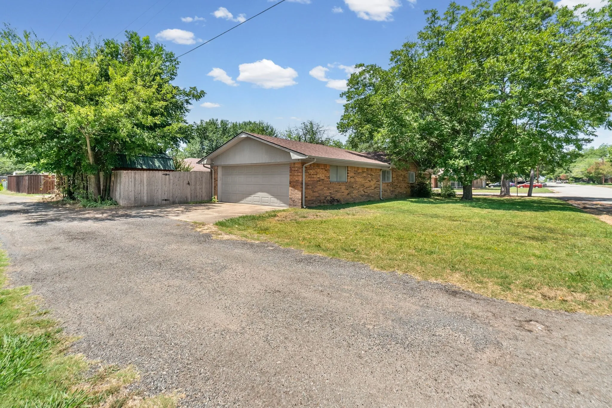 Single Family Residence For Sale in Hunt County , 2903 Melmar Park Street, Commerce, Texas 75428, 3 Bedroom, 2 Bathroom, 2 Garage spaces, 1,725 Sqft, built in 1969, mls#21344895, Real Estate Agent in Commerce, Homes For Sale in Hunt county, Homes For Sale in Commerce, Realtor in Commerce Texas, Real Estate Brokerage Independent Realty Texas, Luminita Cordes Realtor