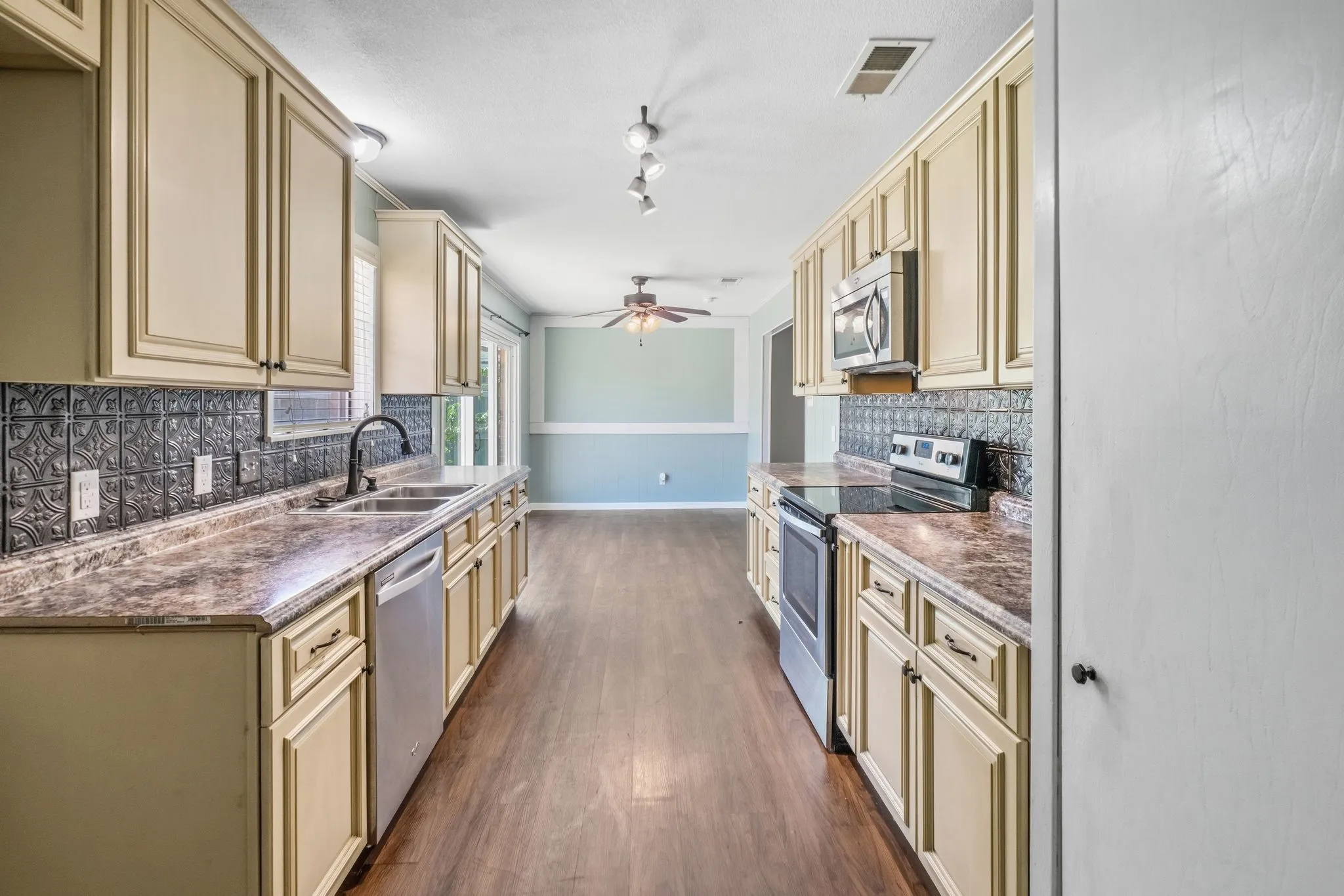 Single Family Residence For Sale in Hunt County , 2903 Melmar Park Street, Commerce, Texas 75428, 3 Bedroom, 2 Bathroom, 2 Garage spaces, 1,725 Sqft, built in 1969, mls#21344895, Real Estate Agent in Commerce, Homes For Sale in Hunt county, Homes For Sale in Commerce, Realtor in Commerce Texas, Real Estate Brokerage Independent Realty Texas, Luminita Cordes Realtor