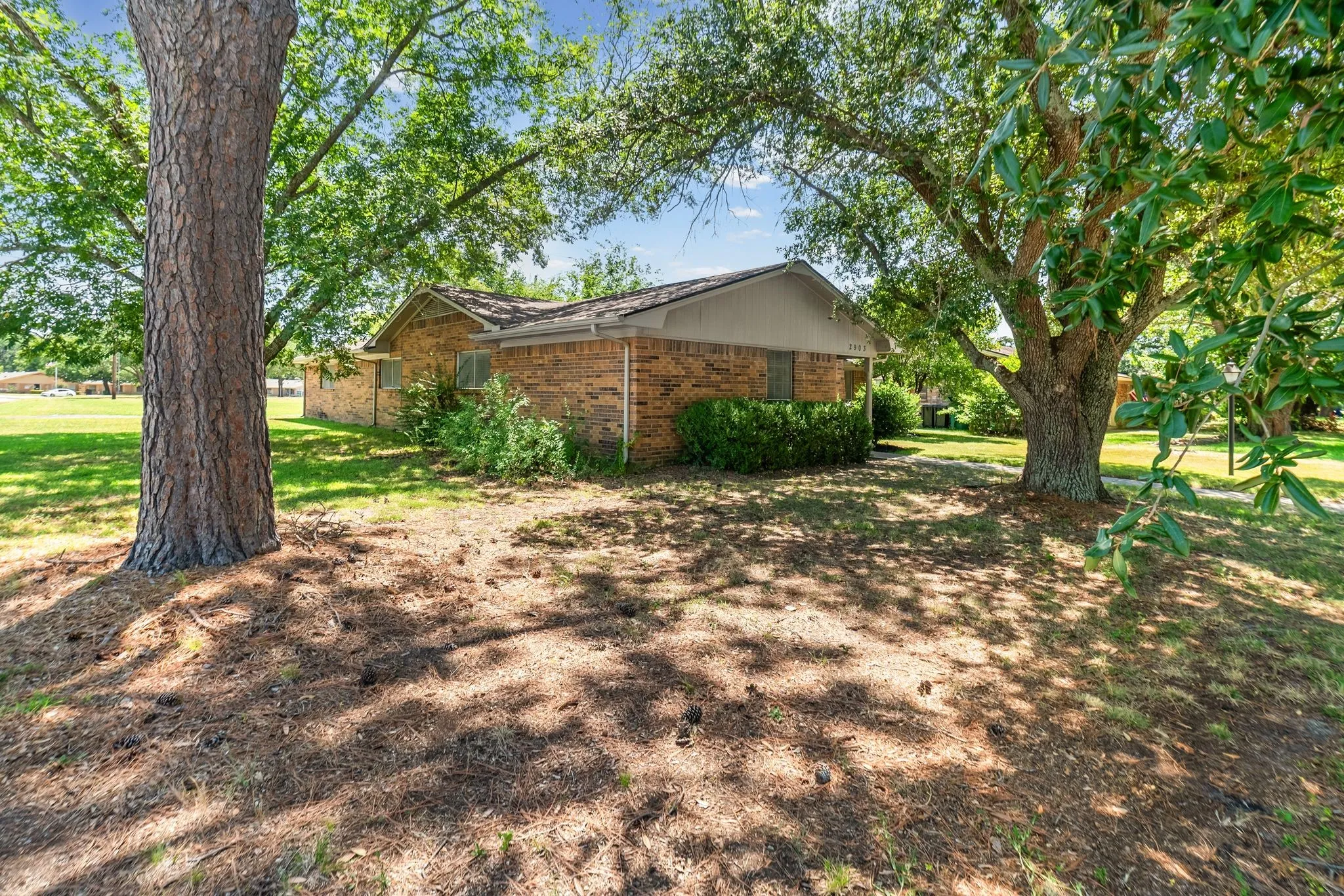 Single Family Residence For Sale in Hunt County , 2903 Melmar Park Street, Commerce, Texas 75428, 3 Bedroom, 2 Bathroom, 2 Garage spaces, 1,725 Sqft, built in 1969, mls#21344895, Real Estate Agent in Commerce, Homes For Sale in Hunt county, Homes For Sale in Commerce, Realtor in Commerce Texas, Real Estate Brokerage Independent Realty Texas, Luminita Cordes Realtor