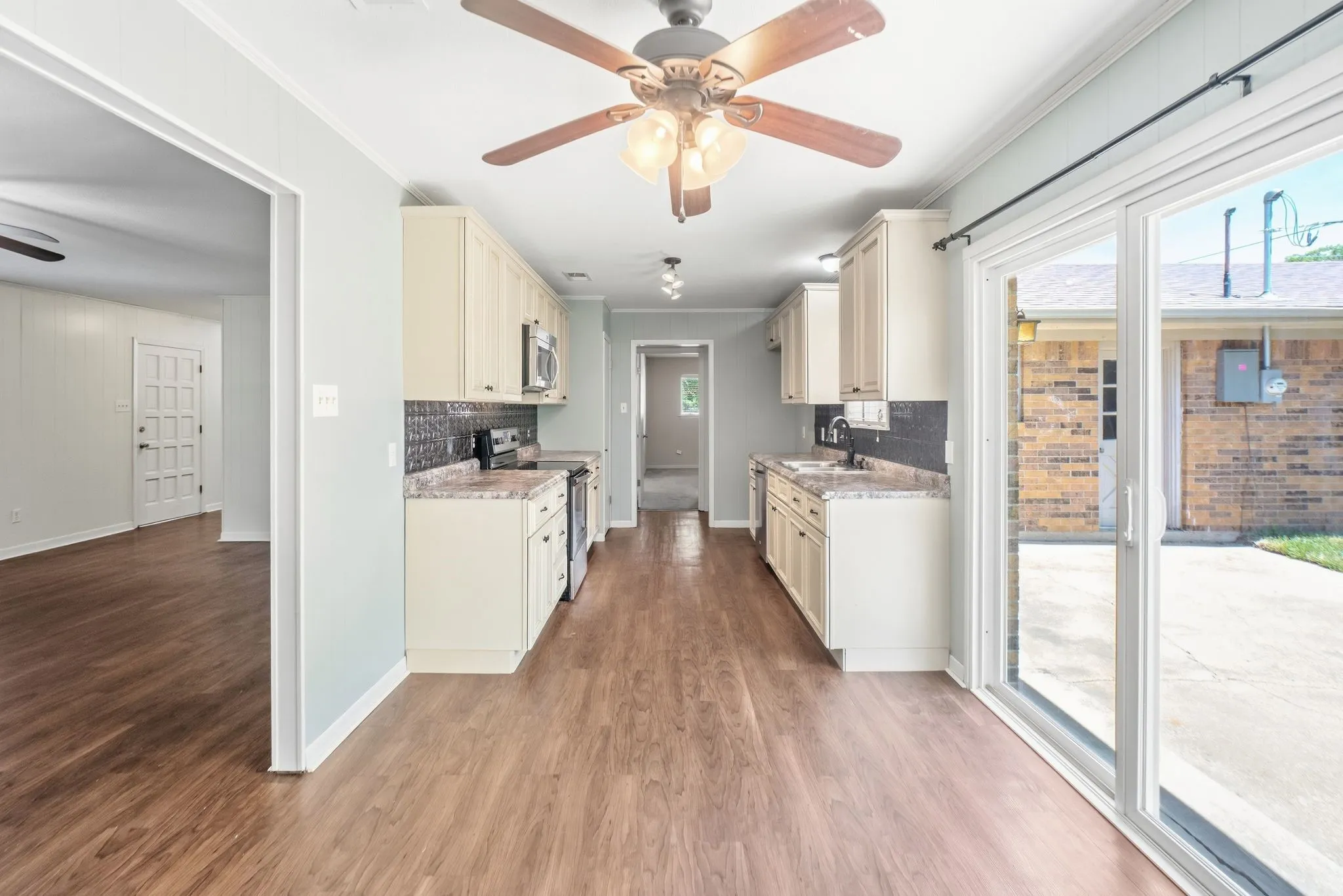 Single Family Residence For Sale in Hunt County , 2903 Melmar Park Street, Commerce, Texas 75428, 3 Bedroom, 2 Bathroom, 2 Garage spaces, 1,725 Sqft, built in 1969, mls#21344895, Real Estate Agent in Commerce, Homes For Sale in Hunt county, Homes For Sale in Commerce, Realtor in Commerce Texas, Real Estate Brokerage Independent Realty Texas, Luminita Cordes Realtor