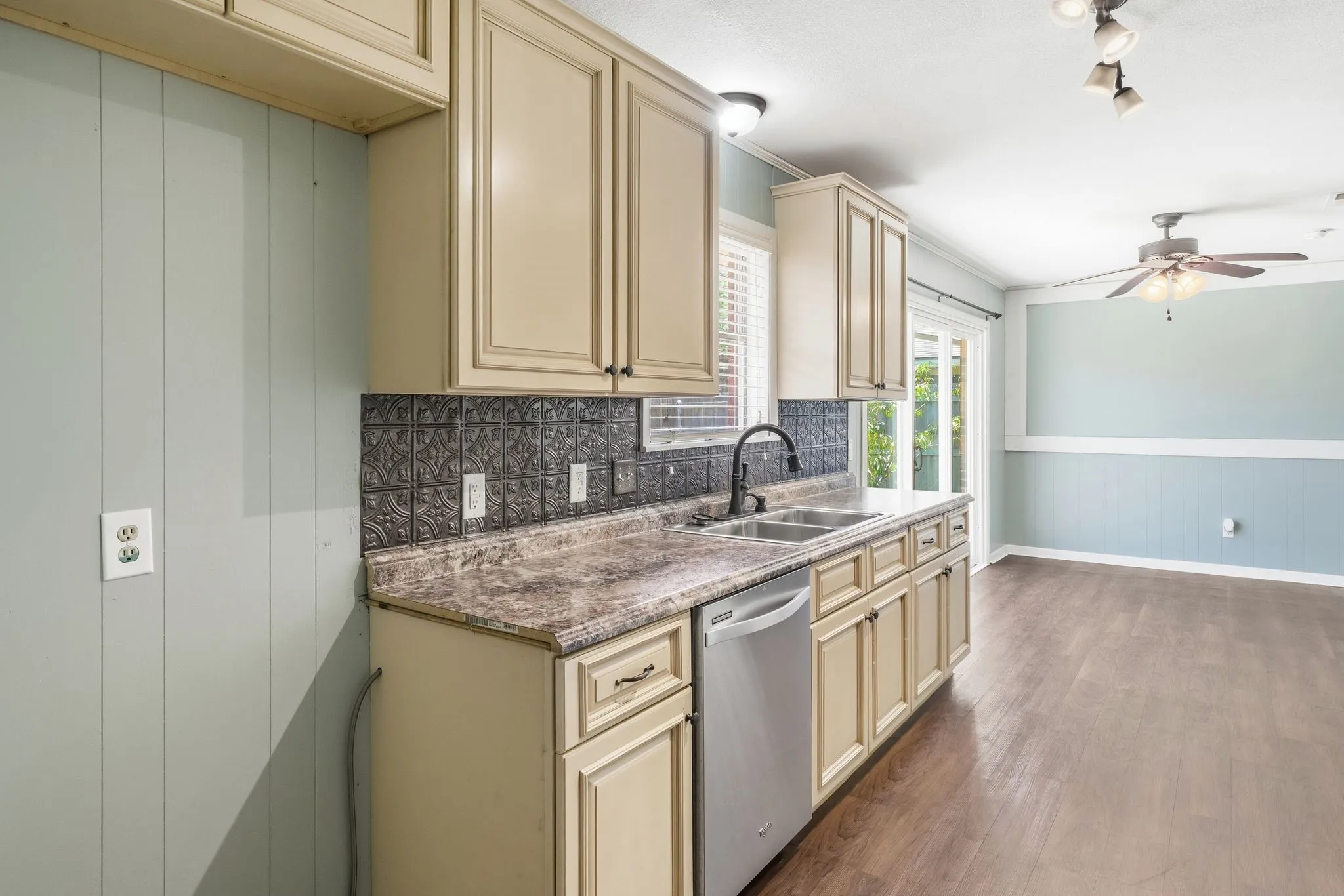 Single Family Residence For Sale in Hunt County , 2903 Melmar Park Street, Commerce, Texas 75428, 3 Bedroom, 2 Bathroom, 2 Garage spaces, 1,725 Sqft, built in 1969, mls#21344895, Real Estate Agent in Commerce, Homes For Sale in Hunt county, Homes For Sale in Commerce, Realtor in Commerce Texas, Real Estate Brokerage Independent Realty Texas, Luminita Cordes Realtor