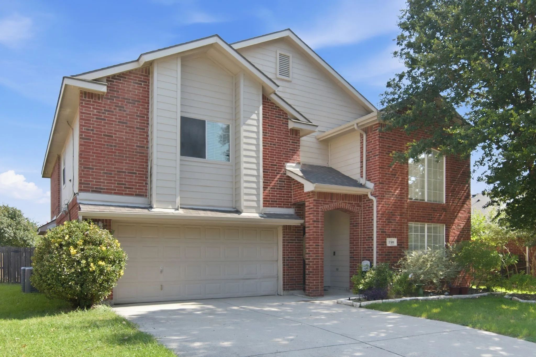 Single Family Residence For Sale in Tarrant County , 740 Cardinal Drive, Saginaw, Texas 76131, 4 Bedroom, 3 Bathroom, 2 Garage spaces, 2,408 Sqft, built in 2001, mls#21342915, Real Estate Agent in Saginaw, Homes For Sale in Tarrant county, Homes For Sale in Saginaw, Realtor in Saginaw Texas, Real Estate Brokerage Independent Realty Texas, Luminita Cordes Realtor