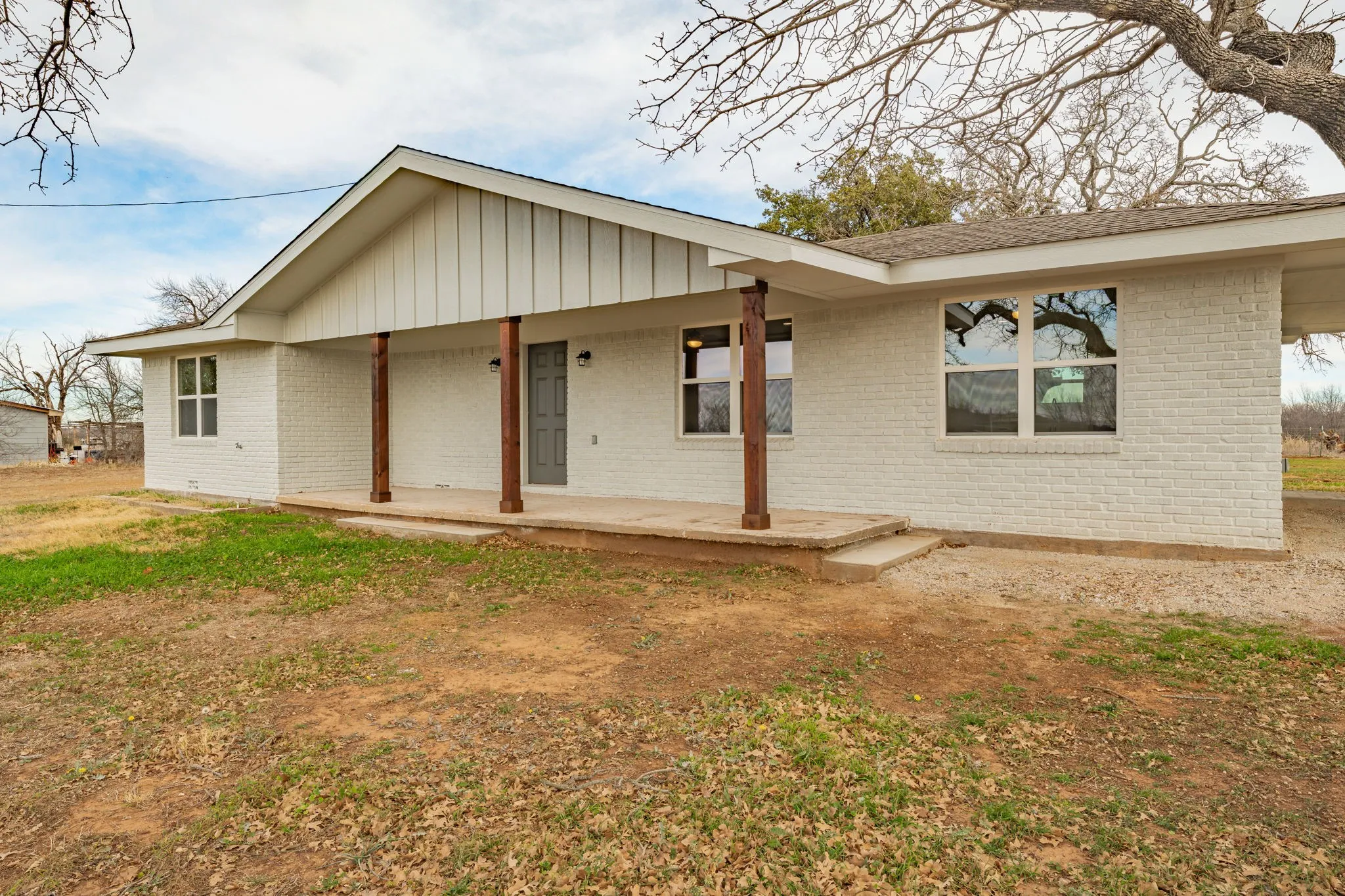 Single Family Residence For Sale in Young County , 3041 Old Bunger Road S, Graham, Texas 76450, 3 Bedroom, 2 Bathroom, Garage spaces, 1,584 Sqft, built in 1940, Price $299,500, mls#21344717, Real Estate Agent in Graham, Homes For Sale in Young county, Homes For Sale in Graham, Realtor in Graham Texas, Real Estate Brokerage Independent Realty Texas, Luminita Cordes Realtor