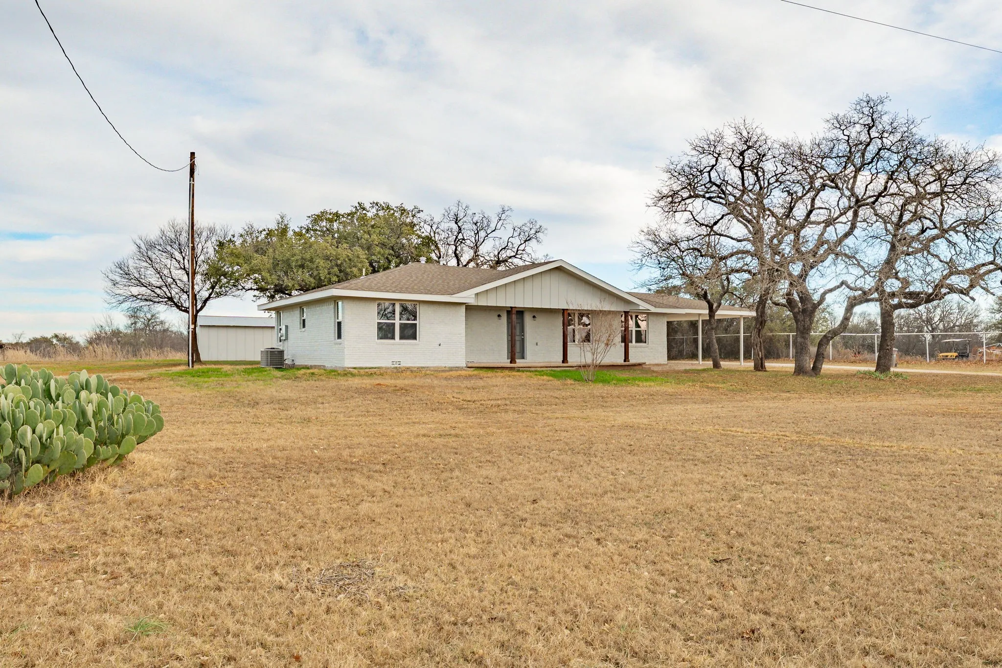 Single Family Residence For Sale in Young County , 3041 Old Bunger Road S, Graham, Texas 76450, 3 Bedroom, 2 Bathroom, Garage spaces, 1,584 Sqft, built in 1940, Price $299,500, mls#21344717, Real Estate Agent in Graham, Homes For Sale in Young county, Homes For Sale in Graham, Realtor in Graham Texas, Real Estate Brokerage Independent Realty Texas, Luminita Cordes Realtor