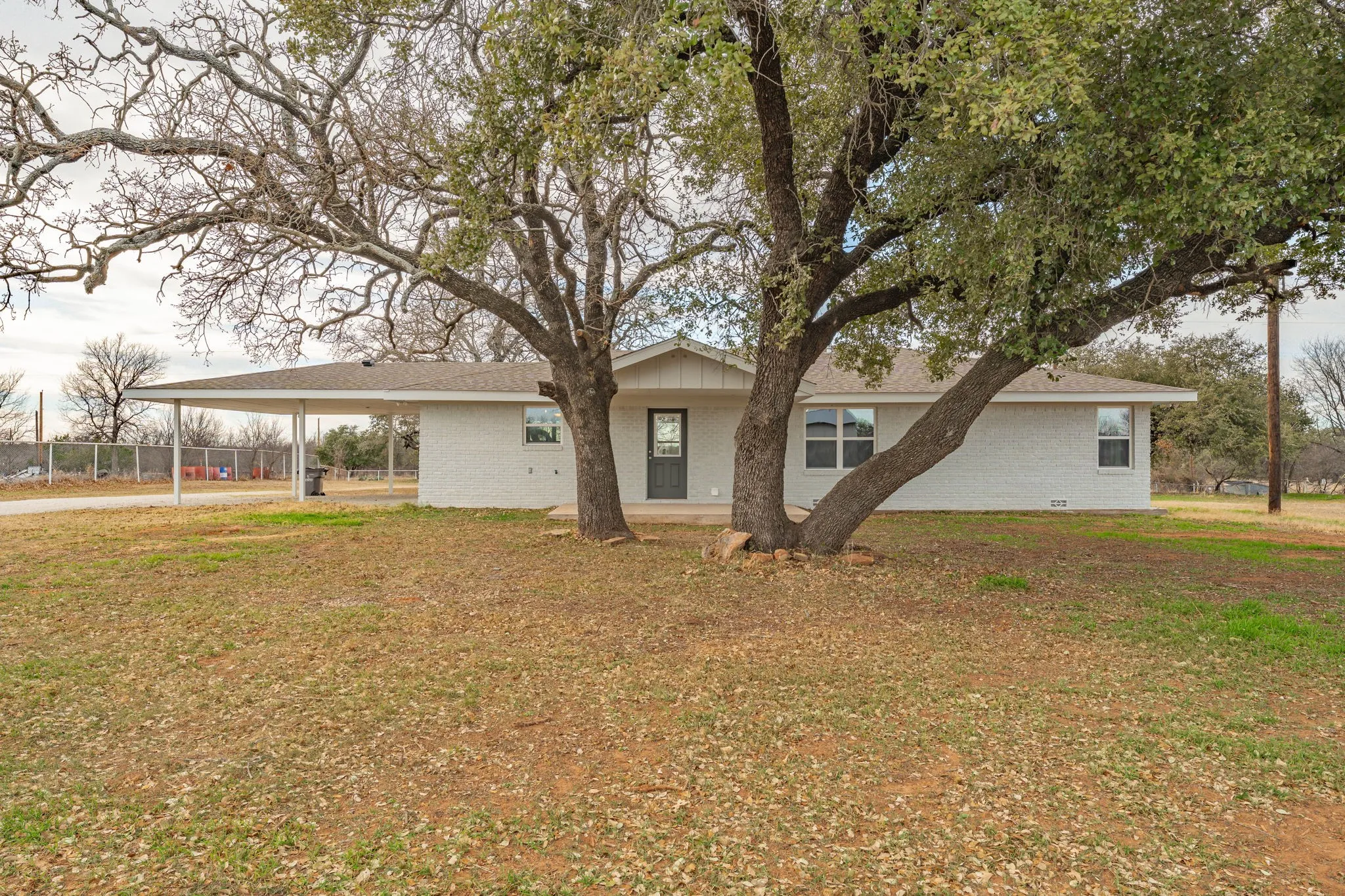 Single Family Residence For Sale in Young County , 3041 Old Bunger Road S, Graham, Texas 76450, 3 Bedroom, 2 Bathroom, Garage spaces, 1,584 Sqft, built in 1940, Price $299,500, mls#21344717, Real Estate Agent in Graham, Homes For Sale in Young county, Homes For Sale in Graham, Realtor in Graham Texas, Real Estate Brokerage Independent Realty Texas, Luminita Cordes Realtor