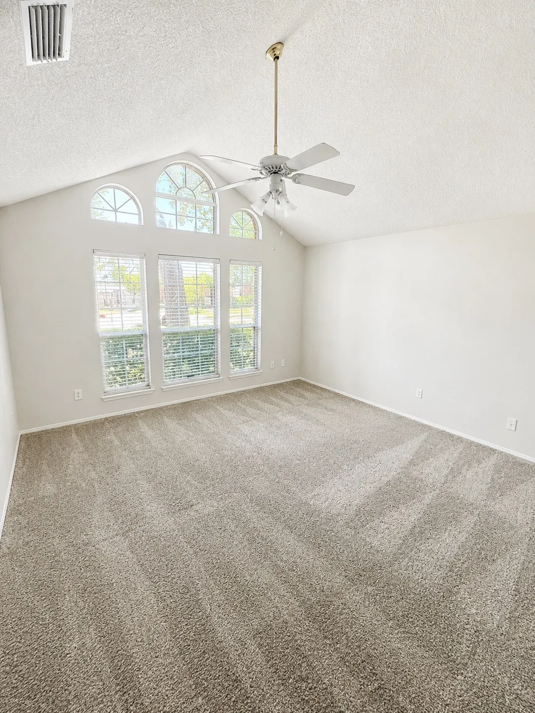 Single Family Residence For Rent in Dallas County , 553 Raintree Circle, Coppell, Texas 75019, 3 Bedroom, 3 Bathroom, 2 Garage spaces, 1,846 Sqft, built in 1990, mls#21345243, Real Estate Agent in Coppell, Homes For Rent in Dallas county, Homes For Rent in Coppell, Realtor in Coppell Texas, Real Estate Brokerage Independent Realty Texas, Luminita Cordes Realtor