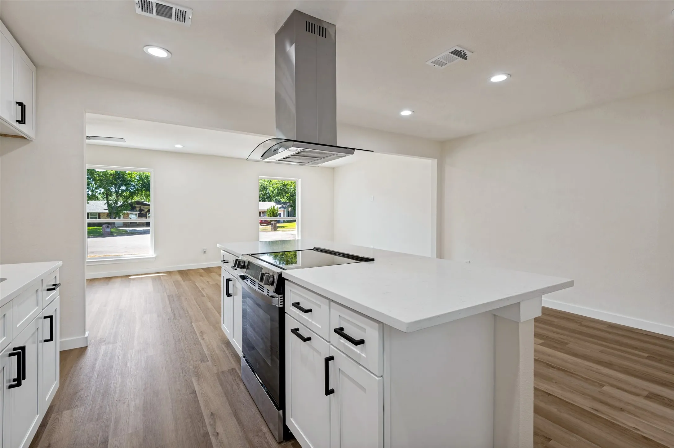 Single Family Residence For Sale in Dallas County , 1631 Western Park Court, Dallas, Texas 75211, 3 Bedroom, 2 Bathroom, Garage spaces, 1,344 Sqft, built in 1964, Price $294,500, mls#21345183, Real Estate Agent in Dallas, Homes For Sale in Dallas county, Homes For Sale in Dallas, Realtor in Dallas Texas, Real Estate Brokerage Independent Realty Texas, Luminita Cordes Realtor