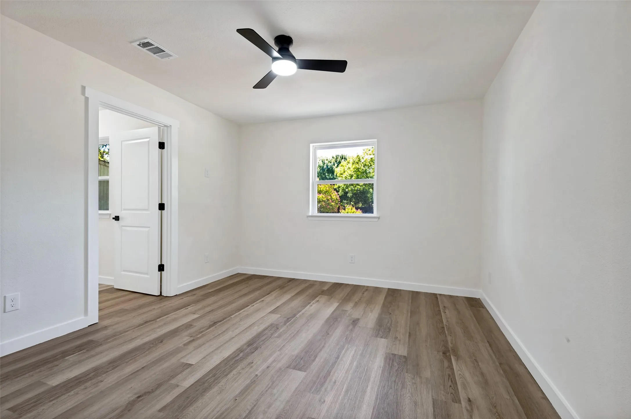 Single Family Residence For Sale in Dallas County , 1631 Western Park Court, Dallas, Texas 75211, 3 Bedroom, 2 Bathroom, Garage spaces, 1,344 Sqft, built in 1964, Price $294,500, mls#21345183, Real Estate Agent in Dallas, Homes For Sale in Dallas county, Homes For Sale in Dallas, Realtor in Dallas Texas, Real Estate Brokerage Independent Realty Texas, Luminita Cordes Realtor