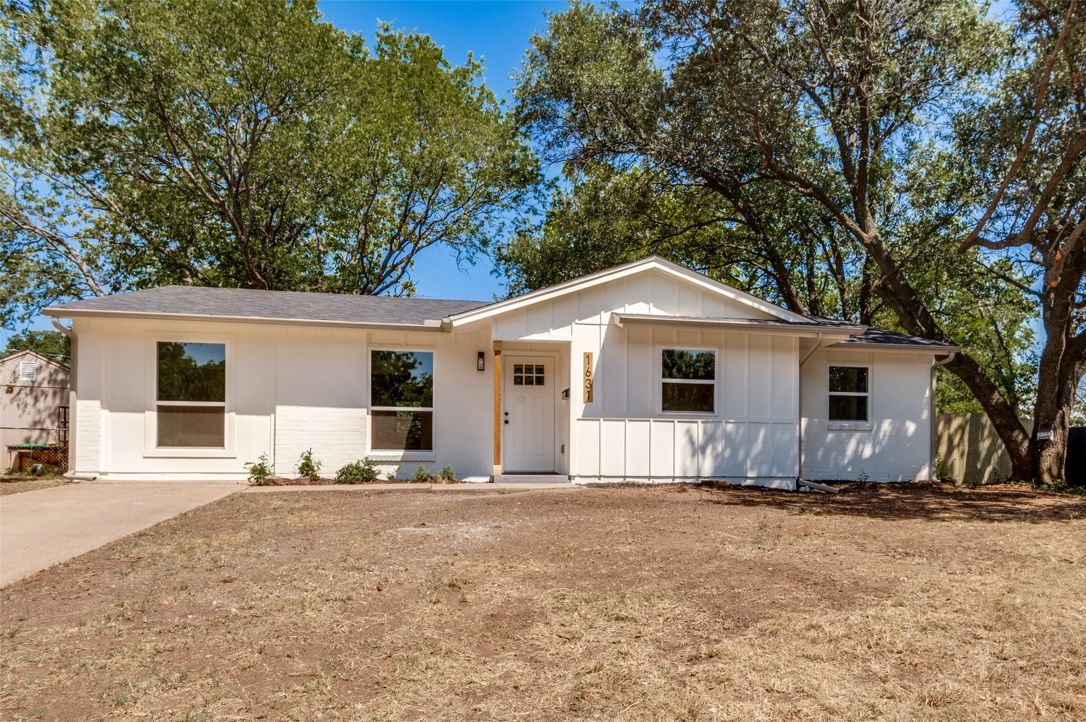 Single Family Residence For Sale in Dallas County , 1631 Western Park Court, Dallas, Texas 75211, 3 Bedroom, 2 Bathroom, Garage spaces, 1,344 Sqft, built in 1964, Price $294,500, mls#21345183, Real Estate Agent in Dallas, Homes For Sale in Dallas county, Homes For Sale in Dallas, Realtor in Dallas Texas, Real Estate Brokerage Independent Realty Texas, Luminita Cordes Realtor
