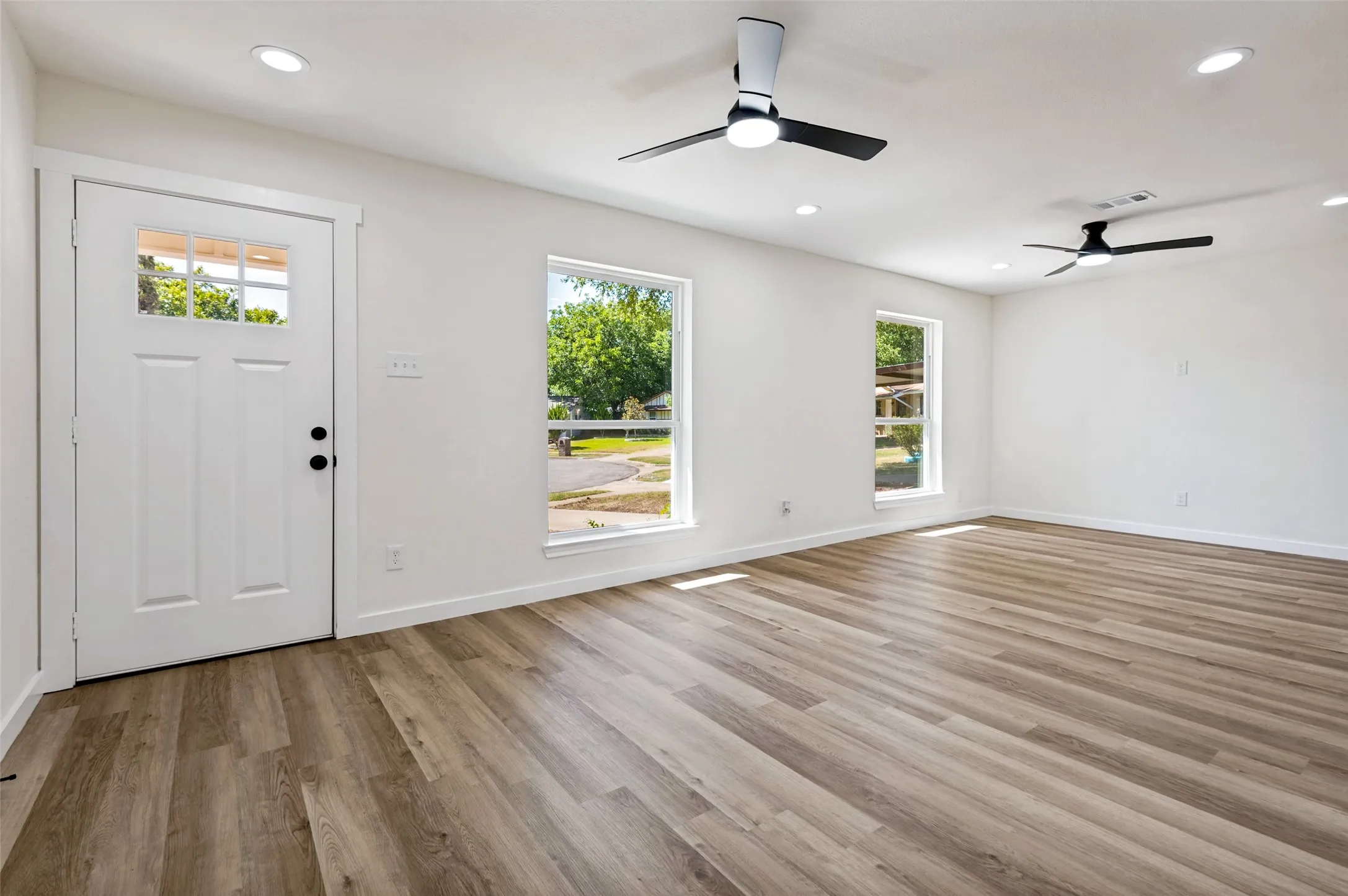 Single Family Residence For Sale in Dallas County , 1631 Western Park Court, Dallas, Texas 75211, 3 Bedroom, 2 Bathroom, Garage spaces, 1,344 Sqft, built in 1964, Price $294,500, mls#21345183, Real Estate Agent in Dallas, Homes For Sale in Dallas county, Homes For Sale in Dallas, Realtor in Dallas Texas, Real Estate Brokerage Independent Realty Texas, Luminita Cordes Realtor