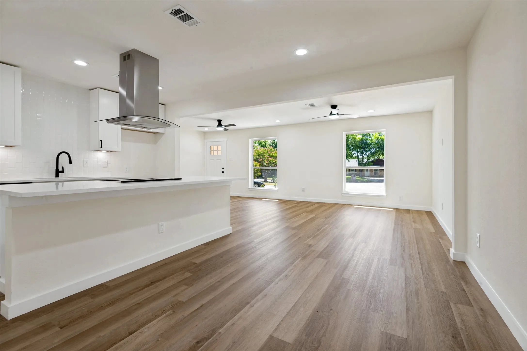 Single Family Residence For Sale in Dallas County , 1631 Western Park Court, Dallas, Texas 75211, 3 Bedroom, 2 Bathroom, Garage spaces, 1,344 Sqft, built in 1964, Price $294,500, mls#21345183, Real Estate Agent in Dallas, Homes For Sale in Dallas county, Homes For Sale in Dallas, Realtor in Dallas Texas, Real Estate Brokerage Independent Realty Texas, Luminita Cordes Realtor