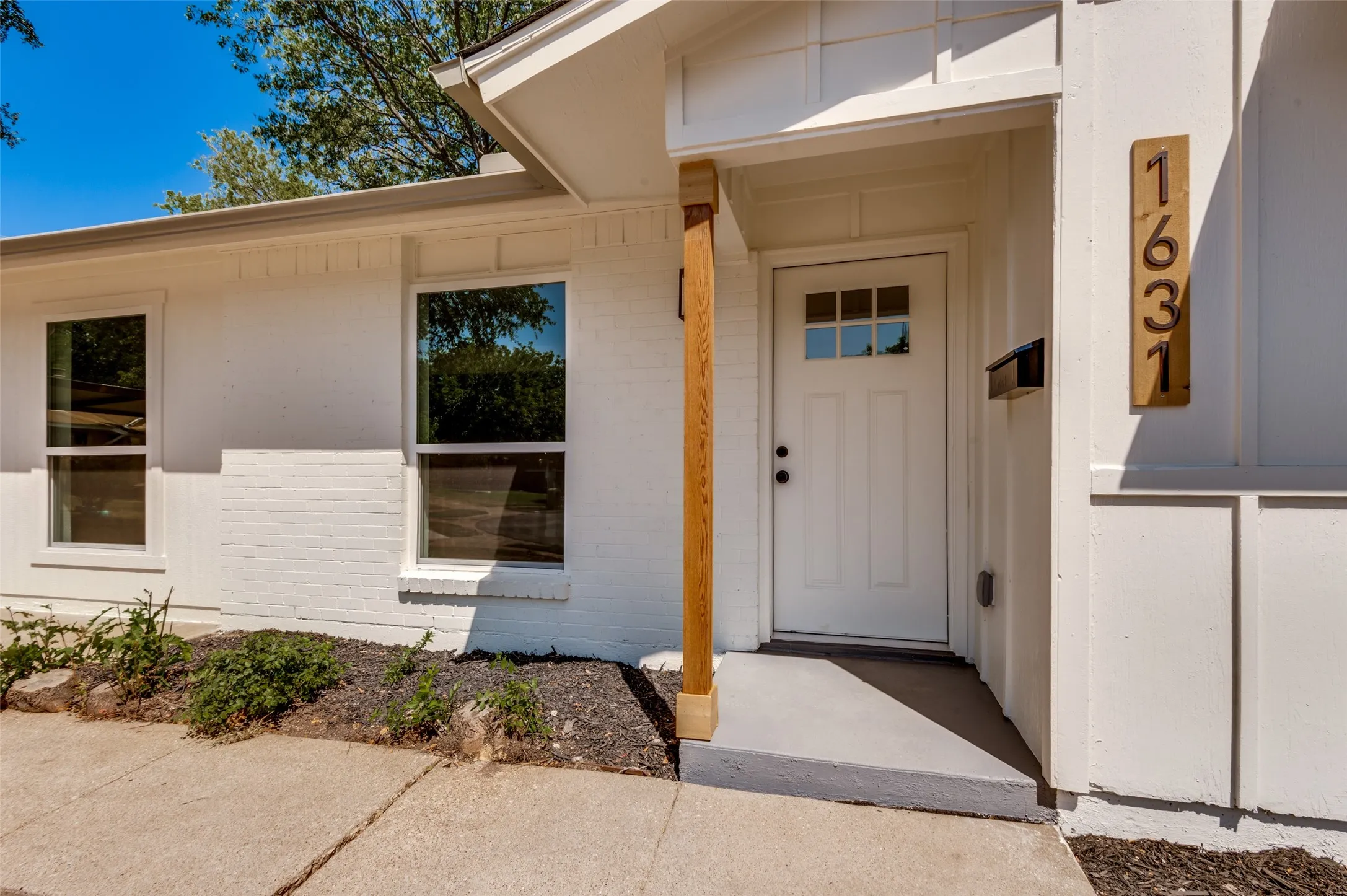 Single Family Residence For Sale in Dallas County , 1631 Western Park Court, Dallas, Texas 75211, 3 Bedroom, 2 Bathroom, Garage spaces, 1,344 Sqft, built in 1964, Price $294,500, mls#21345183, Real Estate Agent in Dallas, Homes For Sale in Dallas county, Homes For Sale in Dallas, Realtor in Dallas Texas, Real Estate Brokerage Independent Realty Texas, Luminita Cordes Realtor