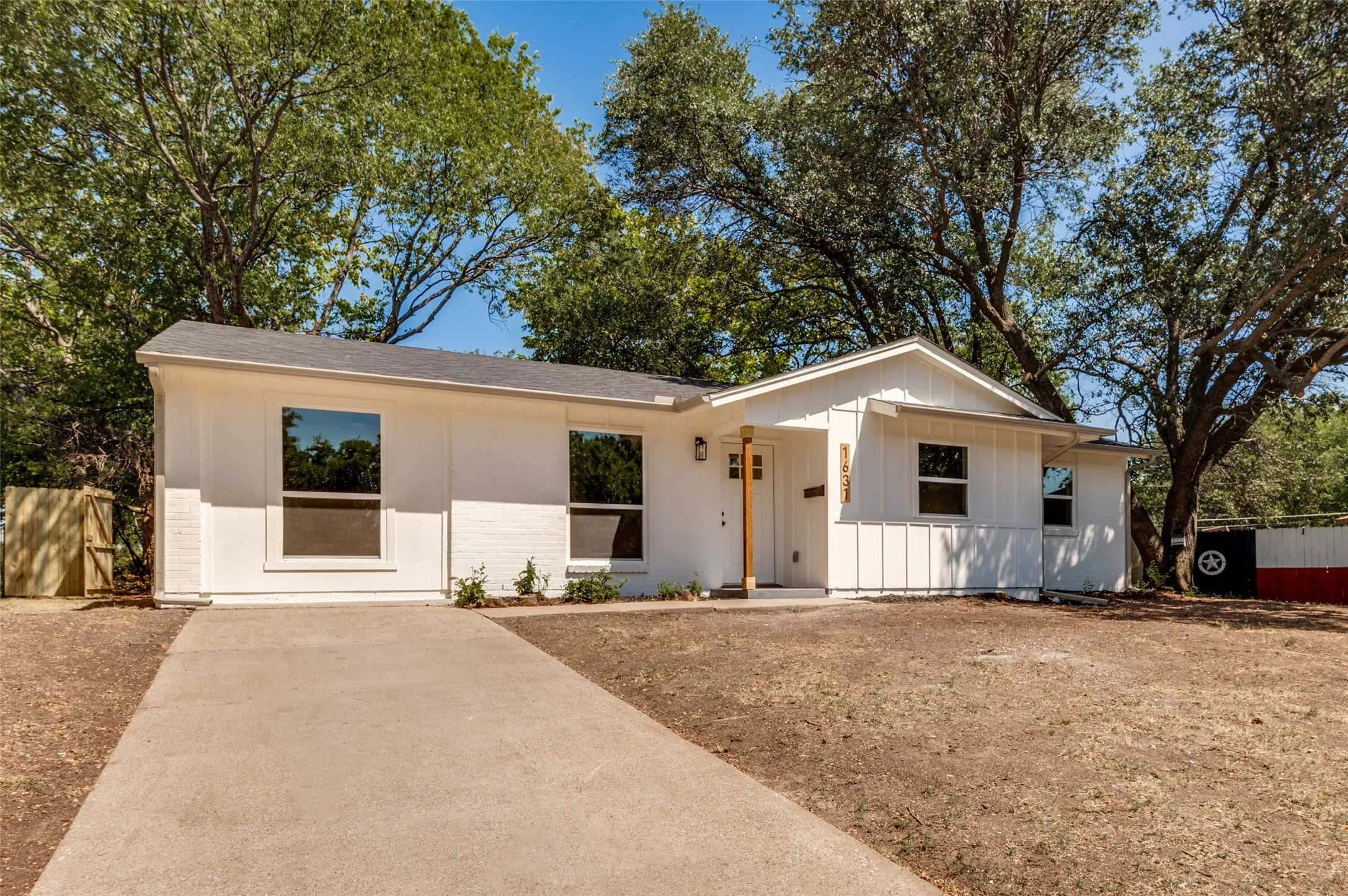 Single Family Residence For Sale in Dallas County , 1631 Western Park Court, Dallas, Texas 75211, 3 Bedroom, 2 Bathroom, Garage spaces, 1,344 Sqft, built in 1964, Price $294,500, mls#21345183, Real Estate Agent in Dallas, Homes For Sale in Dallas county, Homes For Sale in Dallas, Realtor in Dallas Texas, Real Estate Brokerage Independent Realty Texas, Luminita Cordes Realtor