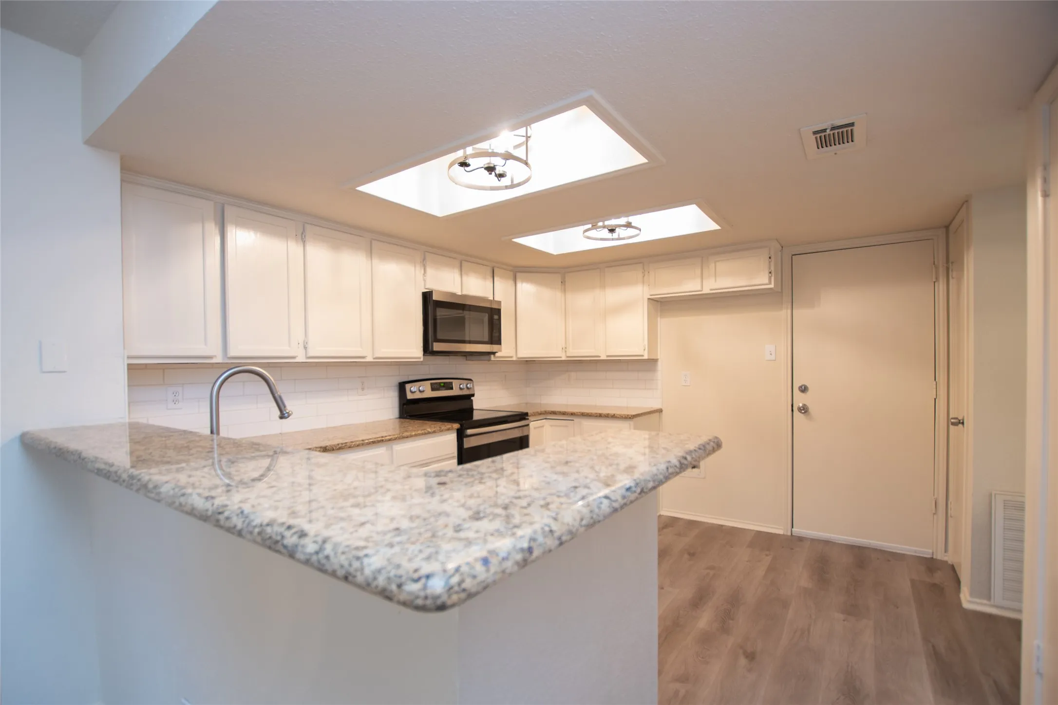 Single Family Residence For Sale in Collin County , 3840 Suffolk Lane, Plano, Texas 75023, 3 Bedroom, 3 Bathroom, 2 Garage spaces, 1,779 Sqft, built in 1988, mls#21344075, Real Estate Agent in Plano, Homes For Sale in Collin county, Homes For Sale in Plano, Realtor in Plano Texas, Real Estate Brokerage Independent Realty Texas, Luminita Cordes Realtor