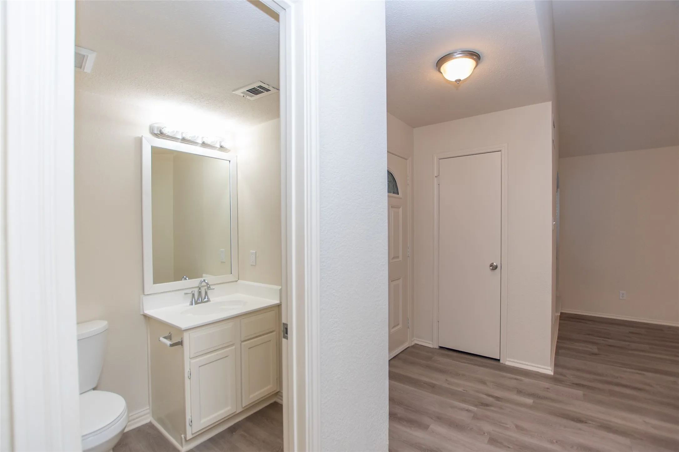 Single Family Residence For Sale in Collin County , 3840 Suffolk Lane, Plano, Texas 75023, 3 Bedroom, 3 Bathroom, 2 Garage spaces, 1,779 Sqft, built in 1988, mls#21344075, Real Estate Agent in Plano, Homes For Sale in Collin county, Homes For Sale in Plano, Realtor in Plano Texas, Real Estate Brokerage Independent Realty Texas, Luminita Cordes Realtor
