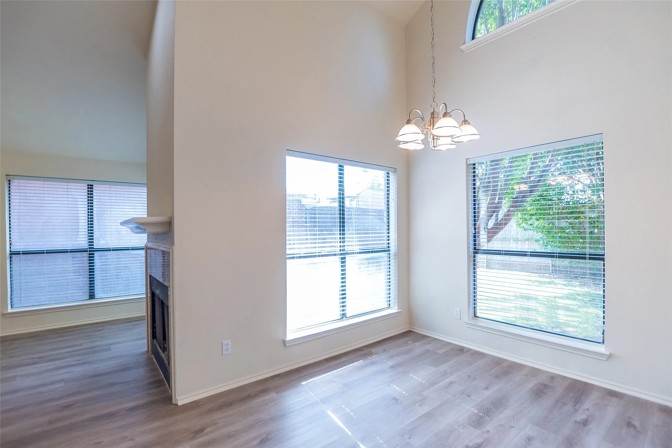 Single Family Residence For Sale in Collin County , 3840 Suffolk Lane, Plano, Texas 75023, 3 Bedroom, 3 Bathroom, 2 Garage spaces, 1,779 Sqft, built in 1988, mls#21344075, Real Estate Agent in Plano, Homes For Sale in Collin county, Homes For Sale in Plano, Realtor in Plano Texas, Real Estate Brokerage Independent Realty Texas, Luminita Cordes Realtor