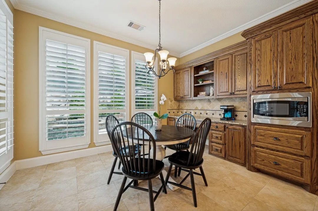 breakfast room