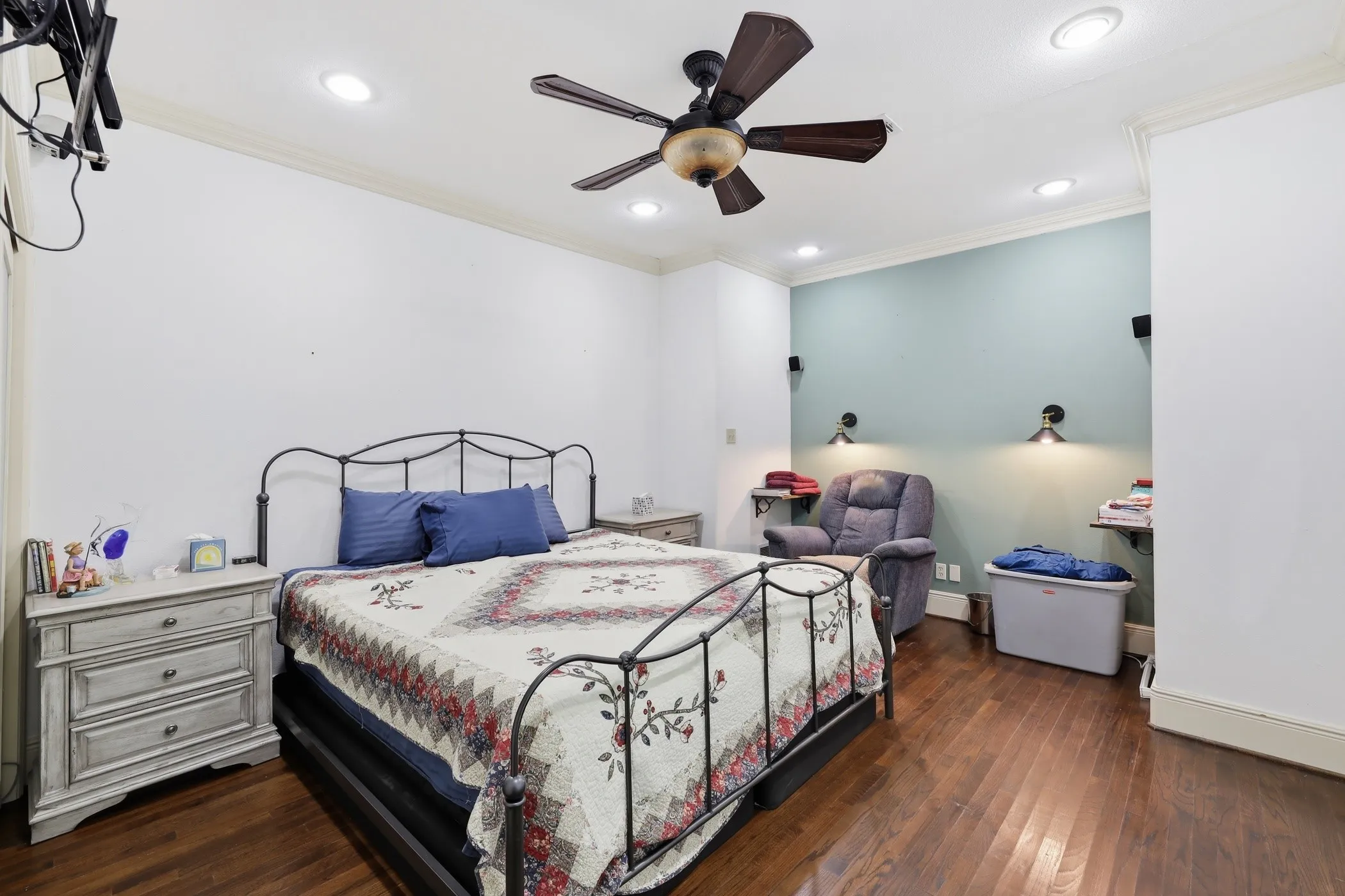 Bedroom featuring hardwood flooring, crown molding, and recessed lighting