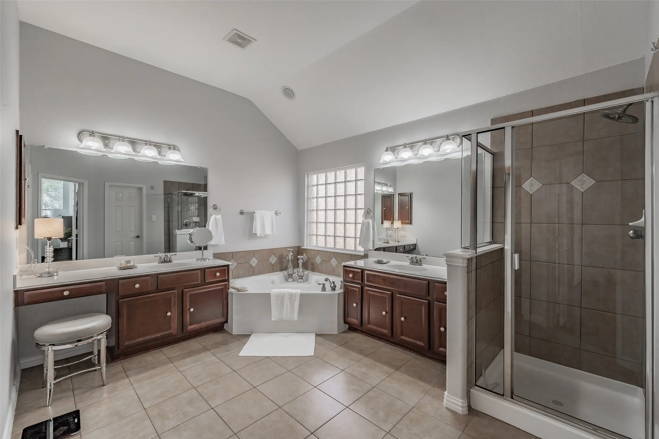 Single Family Residence For Sale in Tarrant County , 10100 Renwick Cove, Fort Worth, Texas 76244, 3 Bedroom, 2 Bathroom, 2 Garage spaces, 2,499 Sqft, built in 2006, mls#21345225, Real Estate Agent in Fort Worth, Homes For Sale in Tarrant county, Homes For Sale in Fort Worth, Realtor in Fort Worth Texas, Real Estate Brokerage Independent Realty Texas, Luminita Cordes Realtor