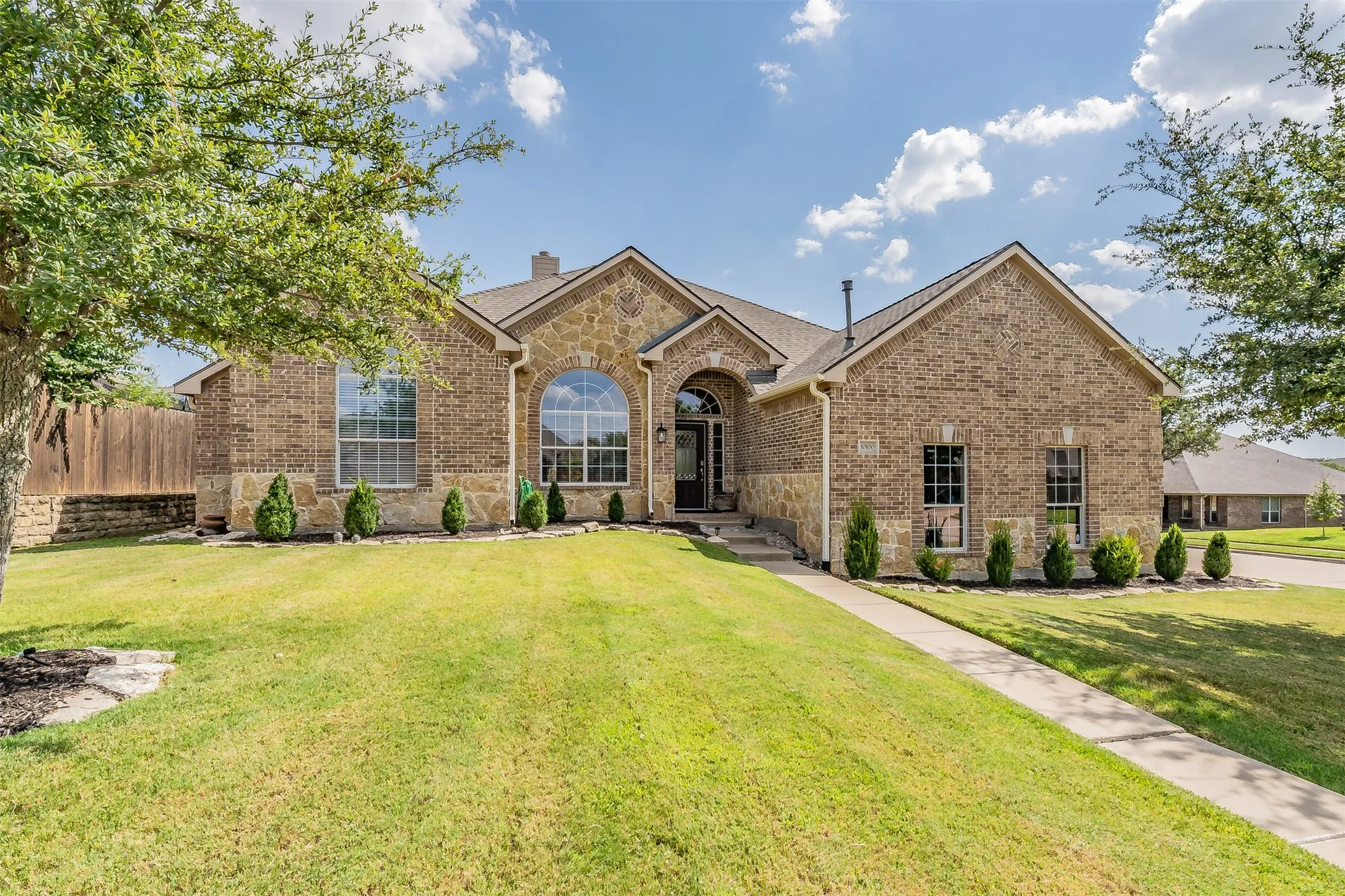 Single Family Residence For Sale in Tarrant County , 10100 Renwick Cove, Fort Worth, Texas 76244, 3 Bedroom, 2 Bathroom, 2 Garage spaces, 2,499 Sqft, built in 2006, mls#21345225, Real Estate Agent in Fort Worth, Homes For Sale in Tarrant county, Homes For Sale in Fort Worth, Realtor in Fort Worth Texas, Real Estate Brokerage Independent Realty Texas, Luminita Cordes Realtor
