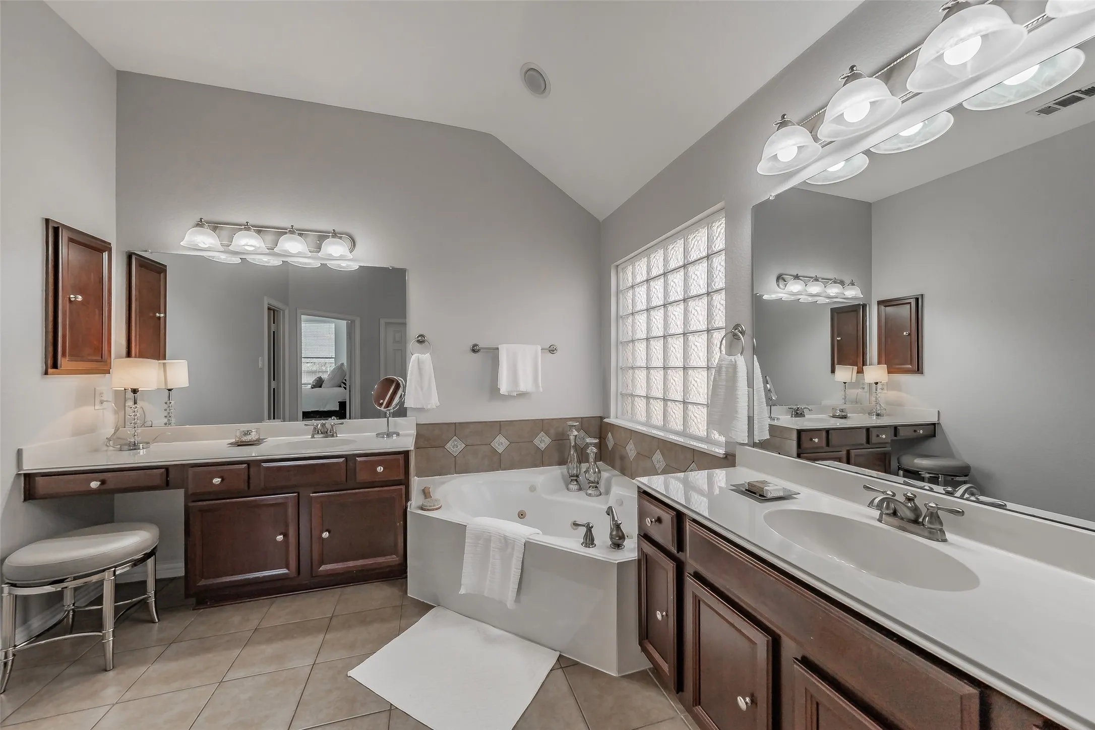 Single Family Residence For Sale in Tarrant County , 10100 Renwick Cove, Fort Worth, Texas 76244, 3 Bedroom, 2 Bathroom, 2 Garage spaces, 2,499 Sqft, built in 2006, mls#21345225, Real Estate Agent in Fort Worth, Homes For Sale in Tarrant county, Homes For Sale in Fort Worth, Realtor in Fort Worth Texas, Real Estate Brokerage Independent Realty Texas, Luminita Cordes Realtor