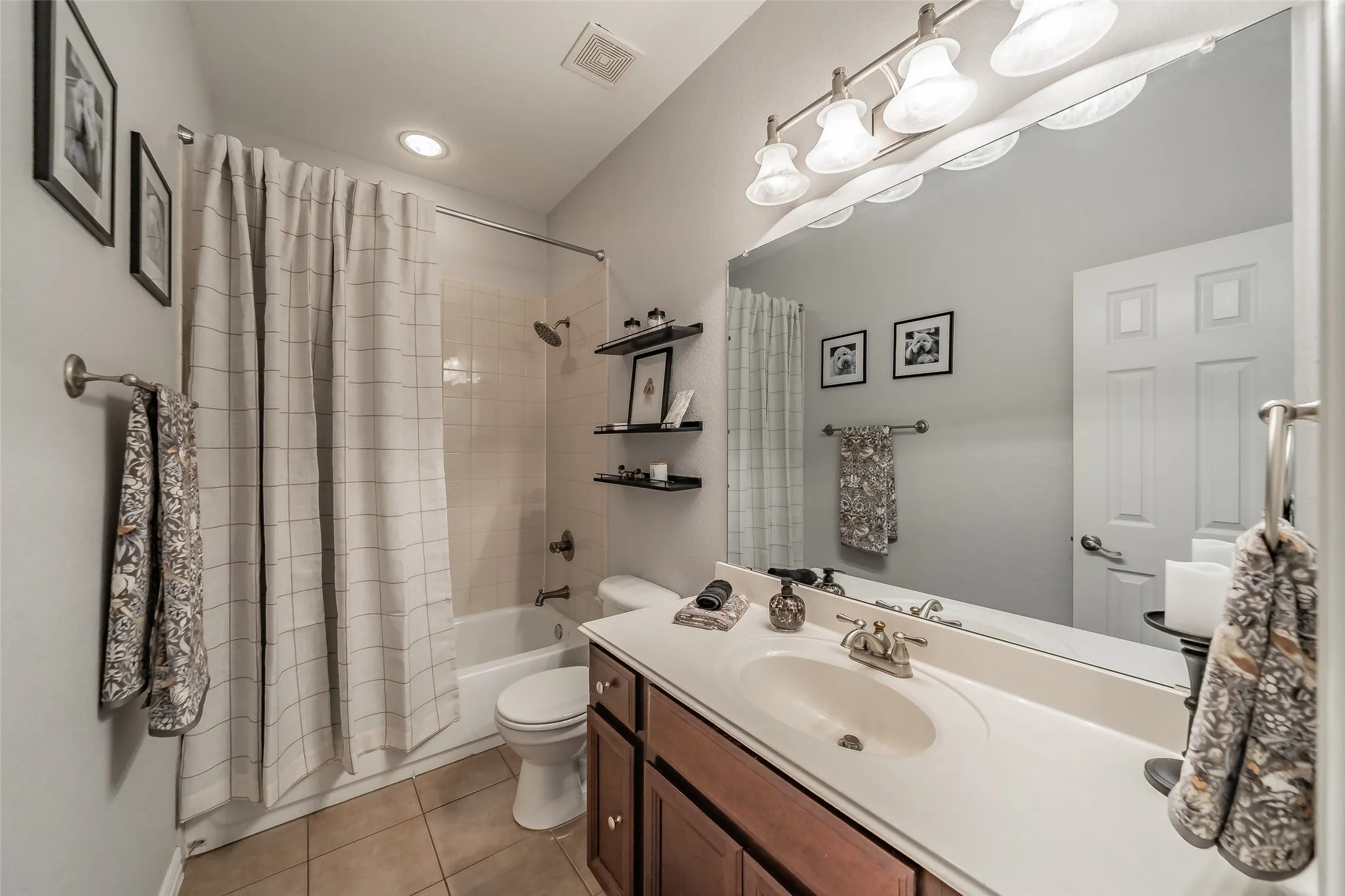 Single Family Residence For Sale in Tarrant County , 10100 Renwick Cove, Fort Worth, Texas 76244, 3 Bedroom, 2 Bathroom, 2 Garage spaces, 2,499 Sqft, built in 2006, mls#21345225, Real Estate Agent in Fort Worth, Homes For Sale in Tarrant county, Homes For Sale in Fort Worth, Realtor in Fort Worth Texas, Real Estate Brokerage Independent Realty Texas, Luminita Cordes Realtor