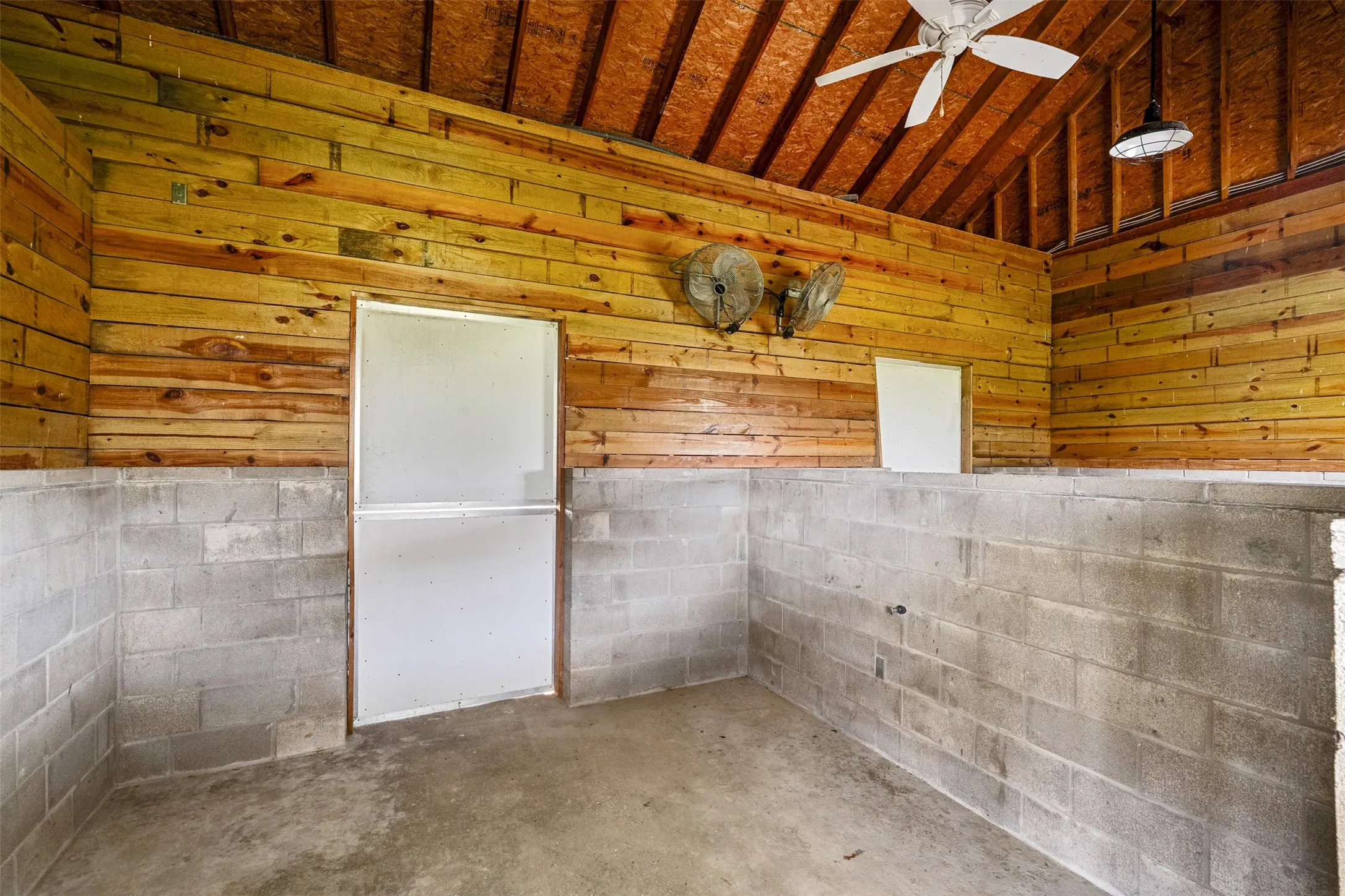 Single Family Residence For Sale in Henderson County , 6870 Shore Crest Way, Athens, Texas 75752, 3 Bedroom, 4 Bathroom, 3 Garage spaces, 2,107 Sqft, built in 2016, mls#21345231, Real Estate Agent in Athens, Homes For Sale in Henderson county, Homes For Sale in Athens, Realtor in Athens Texas, Real Estate Brokerage Independent Realty Texas, Luminita Cordes Realtor