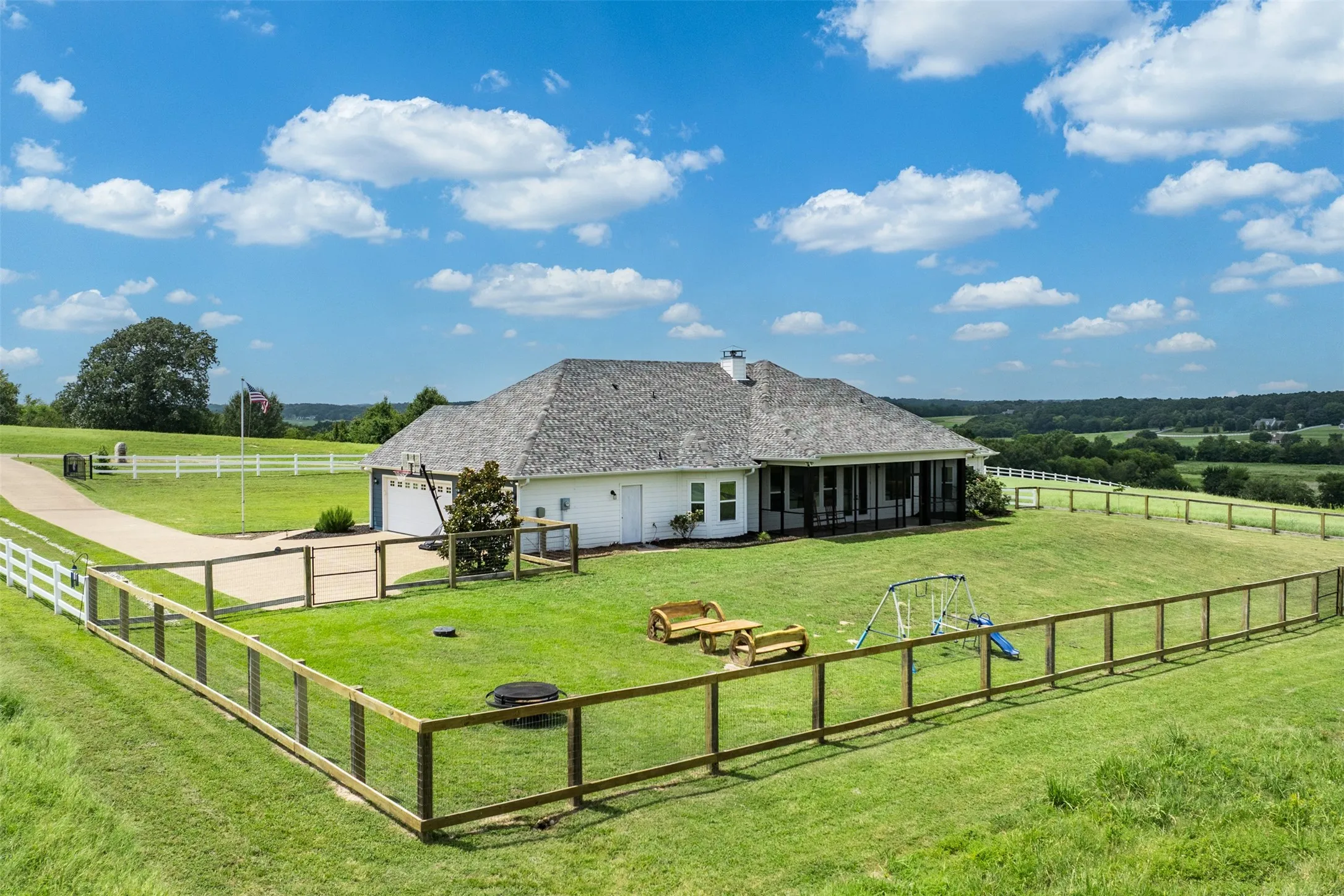 Single Family Residence For Sale in Henderson County , 6870 Shore Crest Way, Athens, Texas 75752, 3 Bedroom, 4 Bathroom, 3 Garage spaces, 2,107 Sqft, built in 2016, mls#21345231, Real Estate Agent in Athens, Homes For Sale in Henderson county, Homes For Sale in Athens, Realtor in Athens Texas, Real Estate Brokerage Independent Realty Texas, Luminita Cordes Realtor