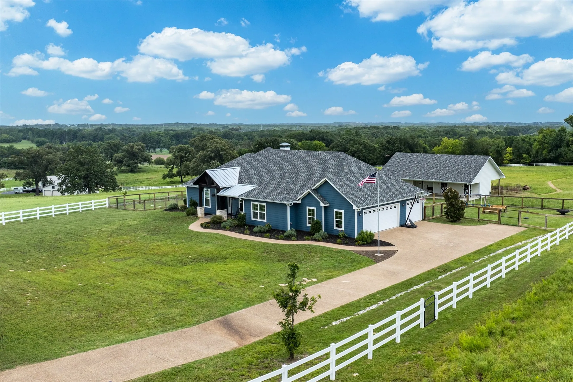 Single Family Residence For Sale in Henderson County , 6870 Shore Crest Way, Athens, Texas 75752, 3 Bedroom, 4 Bathroom, 3 Garage spaces, 2,107 Sqft, built in 2016, mls#21345231, Real Estate Agent in Athens, Homes For Sale in Henderson county, Homes For Sale in Athens, Realtor in Athens Texas, Real Estate Brokerage Independent Realty Texas, Luminita Cordes Realtor