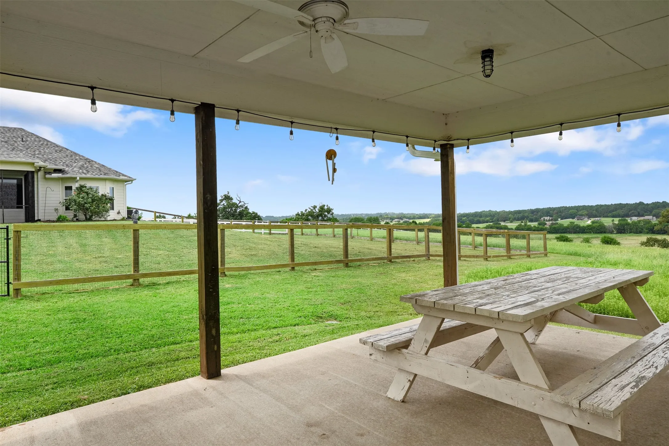Single Family Residence For Sale in Henderson County , 6870 Shore Crest Way, Athens, Texas 75752, 3 Bedroom, 4 Bathroom, 3 Garage spaces, 2,107 Sqft, built in 2016, mls#21345231, Real Estate Agent in Athens, Homes For Sale in Henderson county, Homes For Sale in Athens, Realtor in Athens Texas, Real Estate Brokerage Independent Realty Texas, Luminita Cordes Realtor