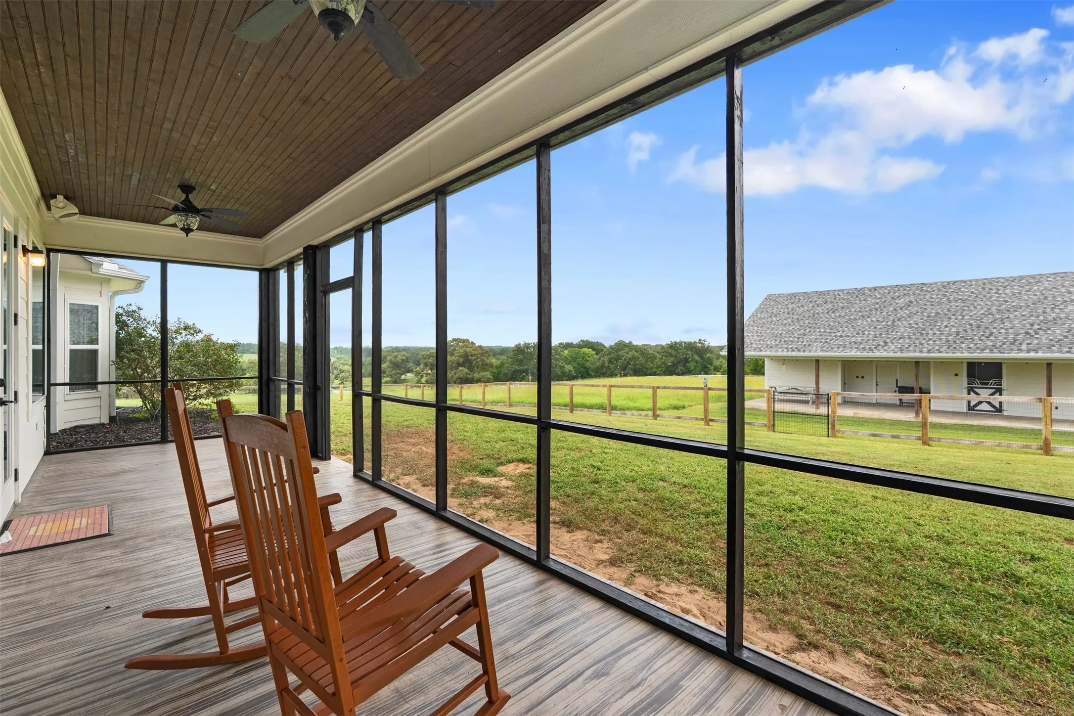 Single Family Residence For Sale in Henderson County , 6870 Shore Crest Way, Athens, Texas 75752, 3 Bedroom, 4 Bathroom, 3 Garage spaces, 2,107 Sqft, built in 2016, mls#21345231, Real Estate Agent in Athens, Homes For Sale in Henderson county, Homes For Sale in Athens, Realtor in Athens Texas, Real Estate Brokerage Independent Realty Texas, Luminita Cordes Realtor