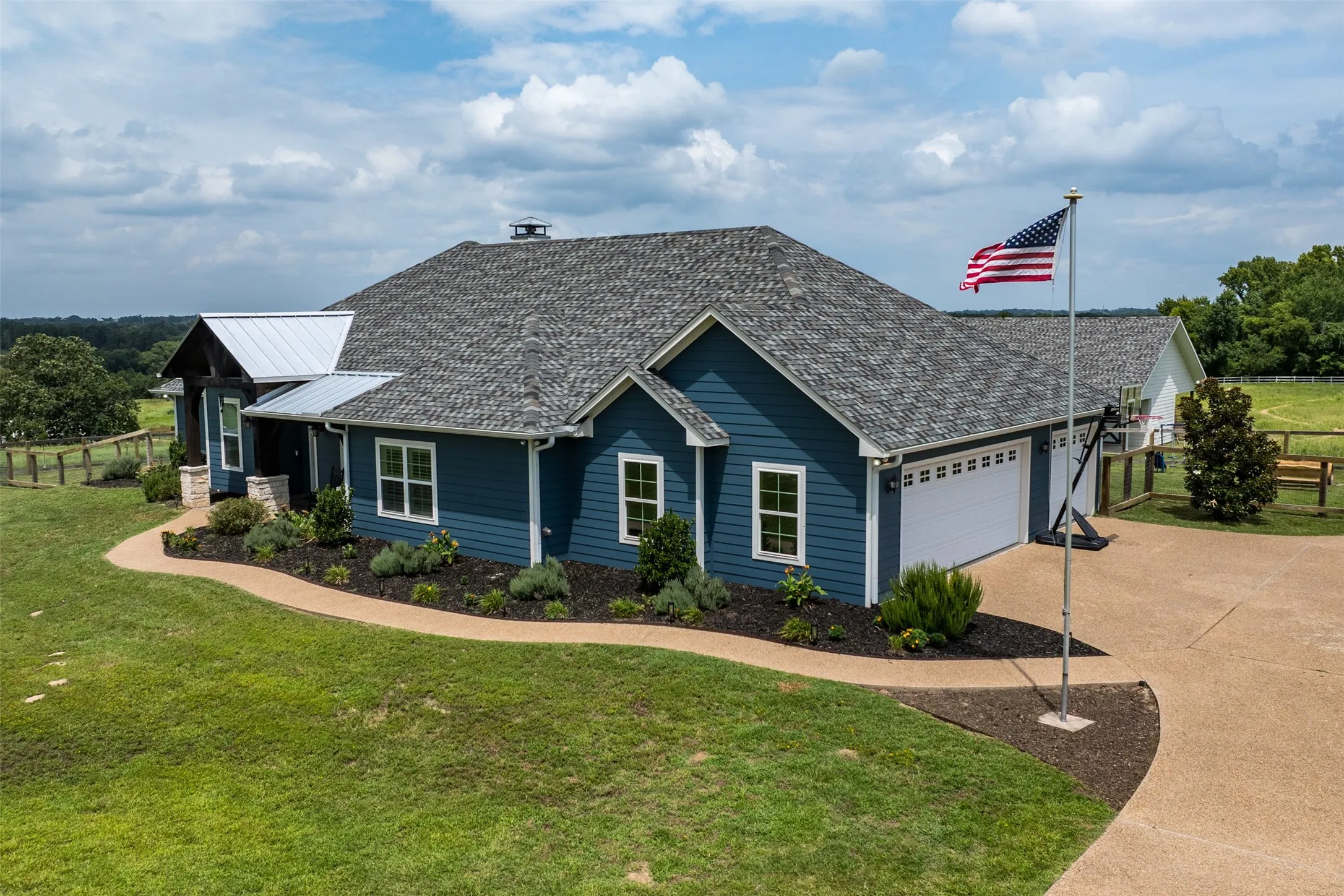 Single Family Residence For Sale in Henderson County , 6870 Shore Crest Way, Athens, Texas 75752, 3 Bedroom, 4 Bathroom, 3 Garage spaces, 2,107 Sqft, built in 2016, mls#21345231, Real Estate Agent in Athens, Homes For Sale in Henderson county, Homes For Sale in Athens, Realtor in Athens Texas, Real Estate Brokerage Independent Realty Texas, Luminita Cordes Realtor