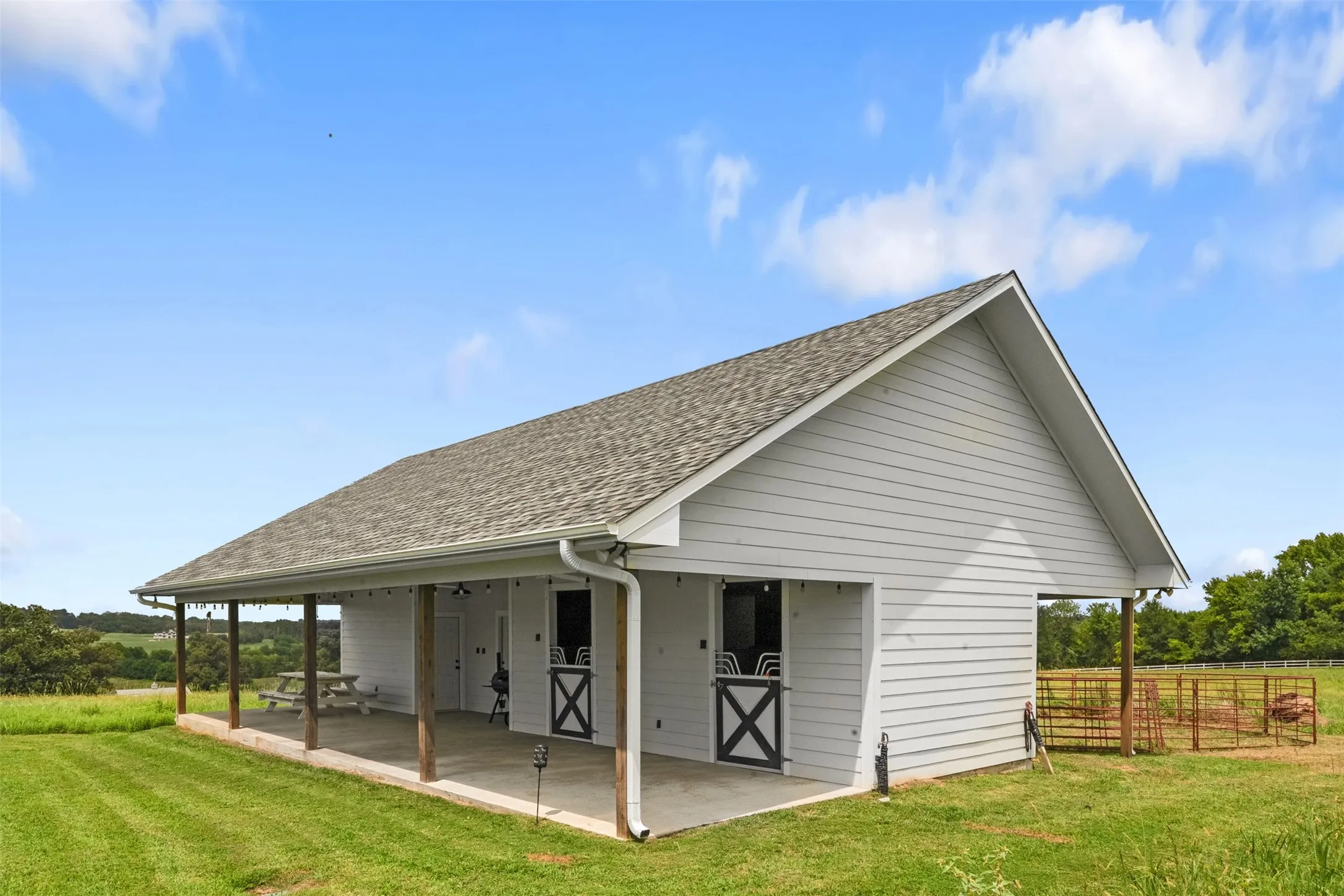 Single Family Residence For Sale in Henderson County , 6870 Shore Crest Way, Athens, Texas 75752, 3 Bedroom, 4 Bathroom, 3 Garage spaces, 2,107 Sqft, built in 2016, mls#21345231, Real Estate Agent in Athens, Homes For Sale in Henderson county, Homes For Sale in Athens, Realtor in Athens Texas, Real Estate Brokerage Independent Realty Texas, Luminita Cordes Realtor