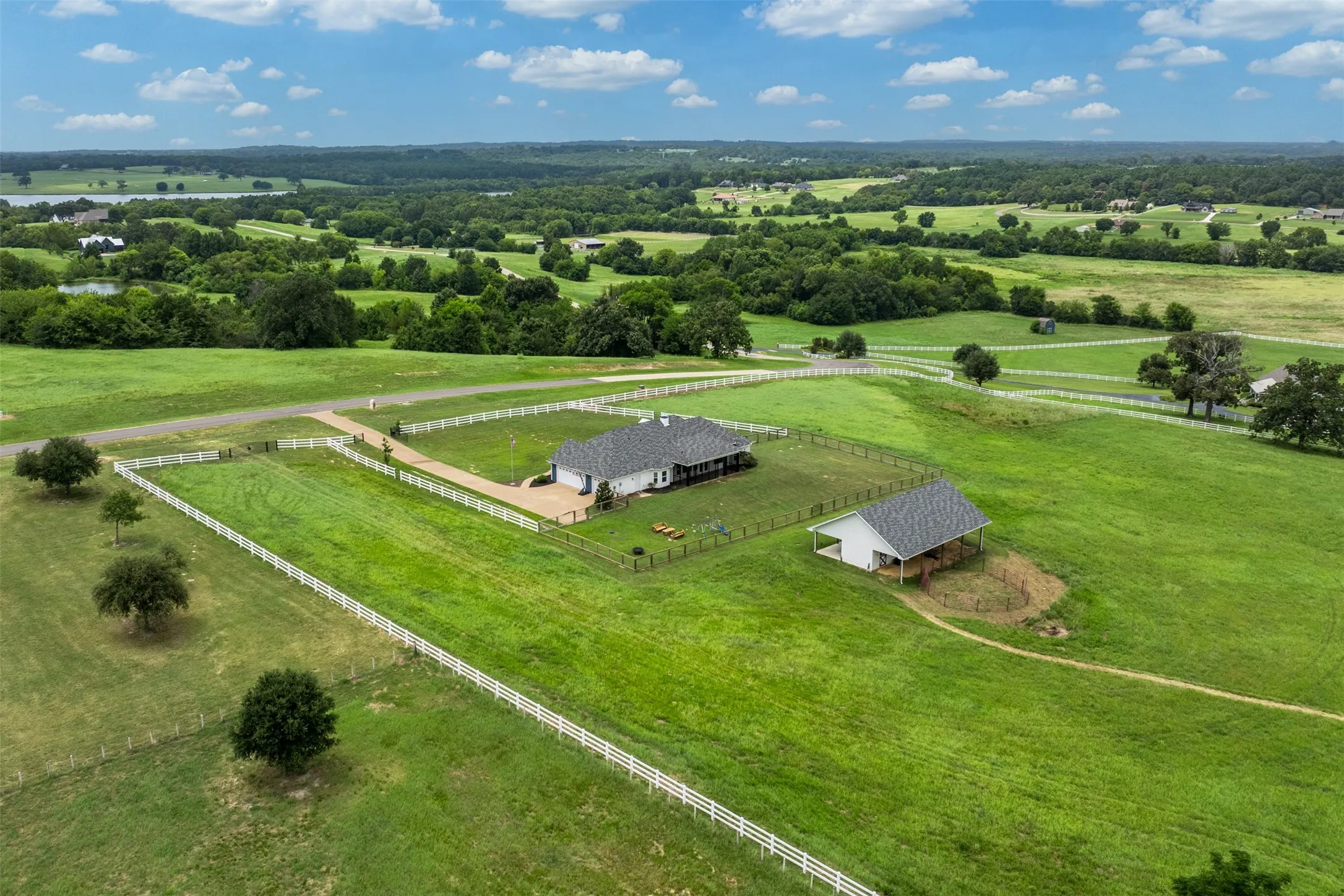 Single Family Residence For Sale in Henderson County , 6870 Shore Crest Way, Athens, Texas 75752, 3 Bedroom, 4 Bathroom, 3 Garage spaces, 2,107 Sqft, built in 2016, mls#21345231, Real Estate Agent in Athens, Homes For Sale in Henderson county, Homes For Sale in Athens, Realtor in Athens Texas, Real Estate Brokerage Independent Realty Texas, Luminita Cordes Realtor