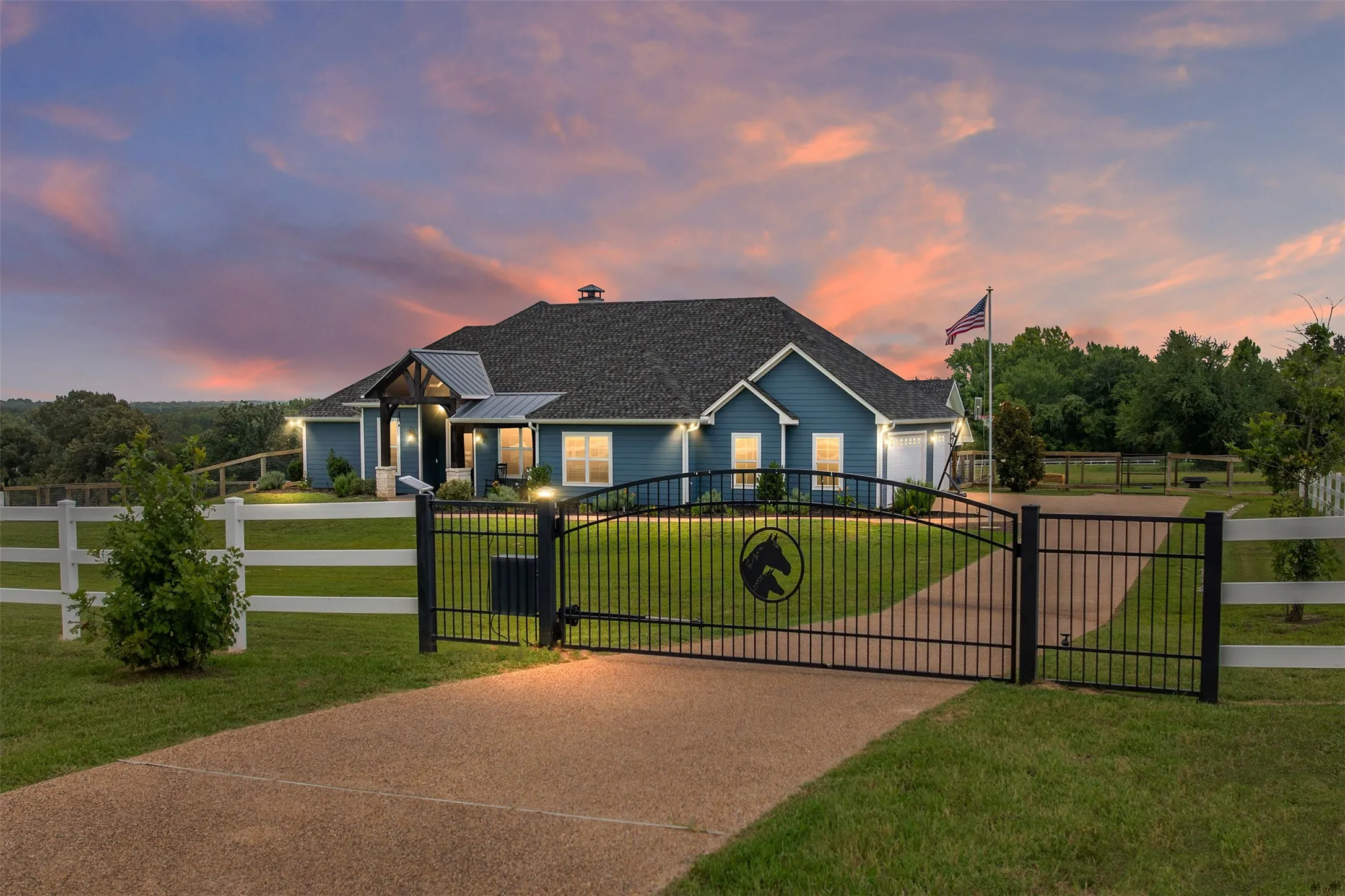 Single Family Residence For Sale in Henderson County , 6870 Shore Crest Way, Athens, Texas 75752, 3 Bedroom, 4 Bathroom, 3 Garage spaces, 2,107 Sqft, built in 2016, mls#21345231, Real Estate Agent in Athens, Homes For Sale in Henderson county, Homes For Sale in Athens, Realtor in Athens Texas, Real Estate Brokerage Independent Realty Texas, Luminita Cordes Realtor