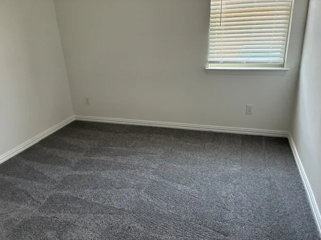 Neutral wall paint complementing gray patterned carpet