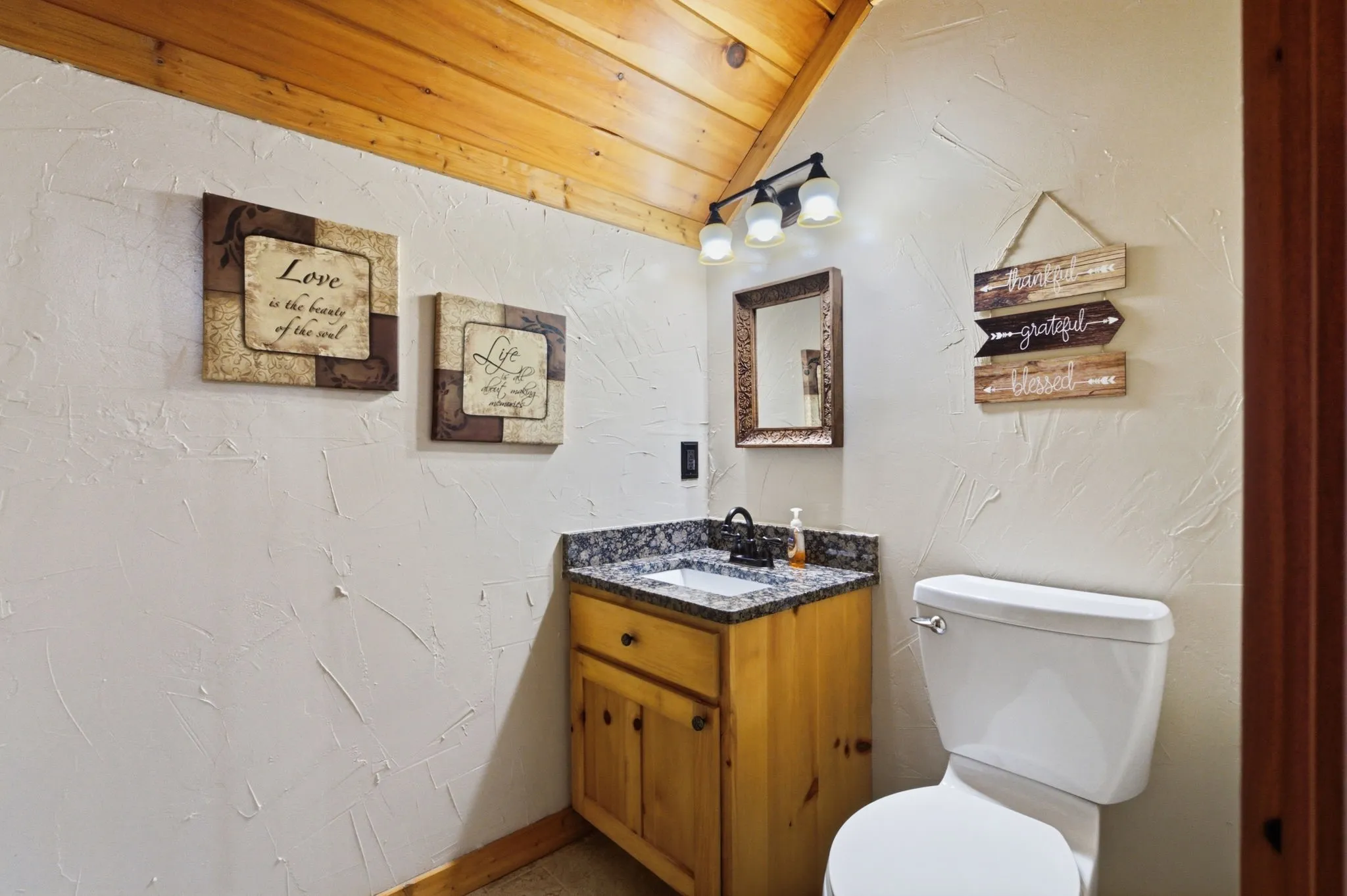 Upstairs full bathroom