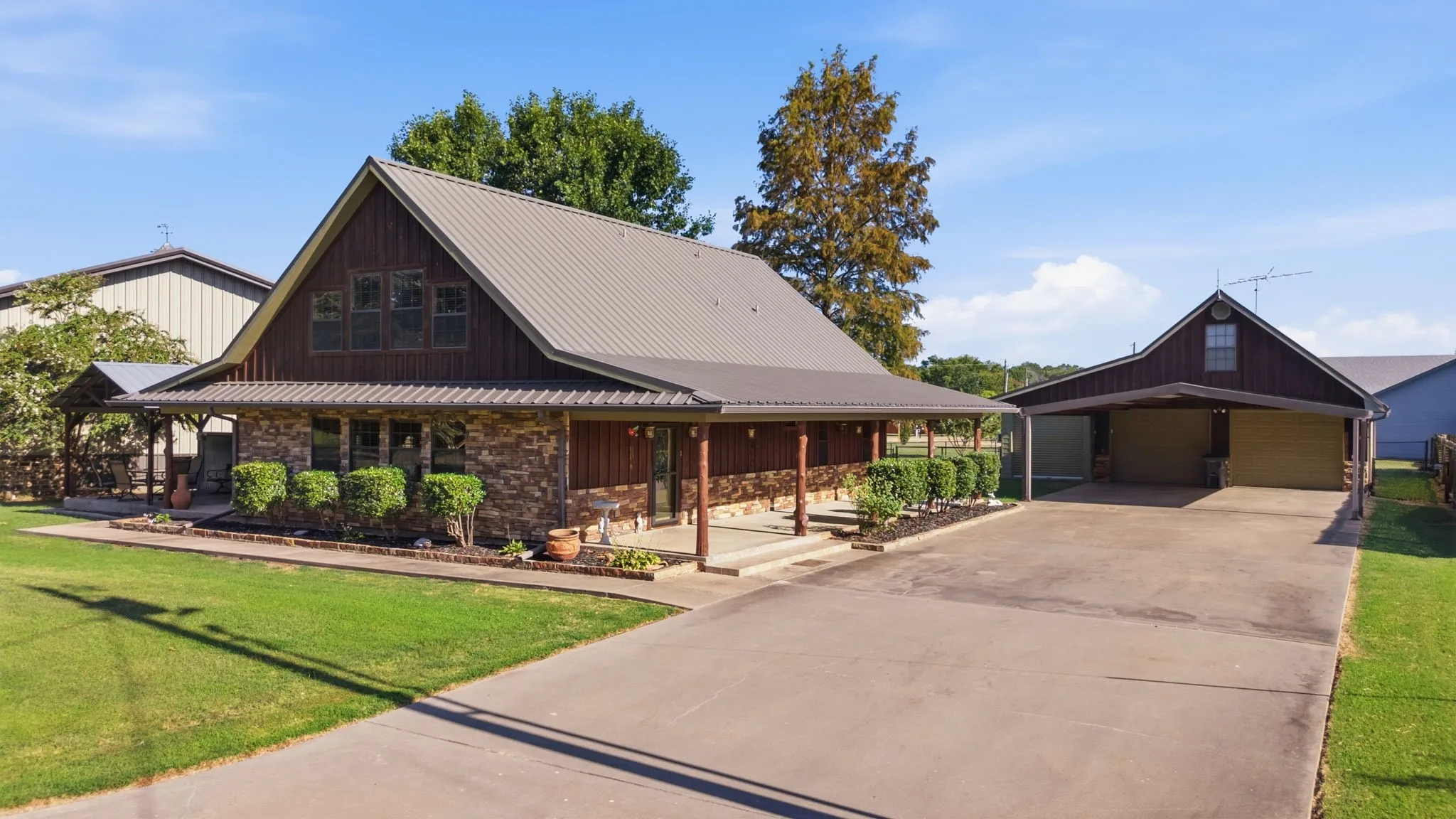 Single Family Residence For Sale in Wood County , 271 County Road 1559, Alba, Texas 75410, 3 Bedroom, 3 Bathroom, 2 Garage spaces, 1,914 Sqft, built in 2006, mls#21338612, Real Estate Agent in Alba, Homes For Sale in Wood county, Homes For Sale in Alba, Realtor in Alba Texas, Real Estate Brokerage Independent Realty Texas, Luminita Cordes Realtor