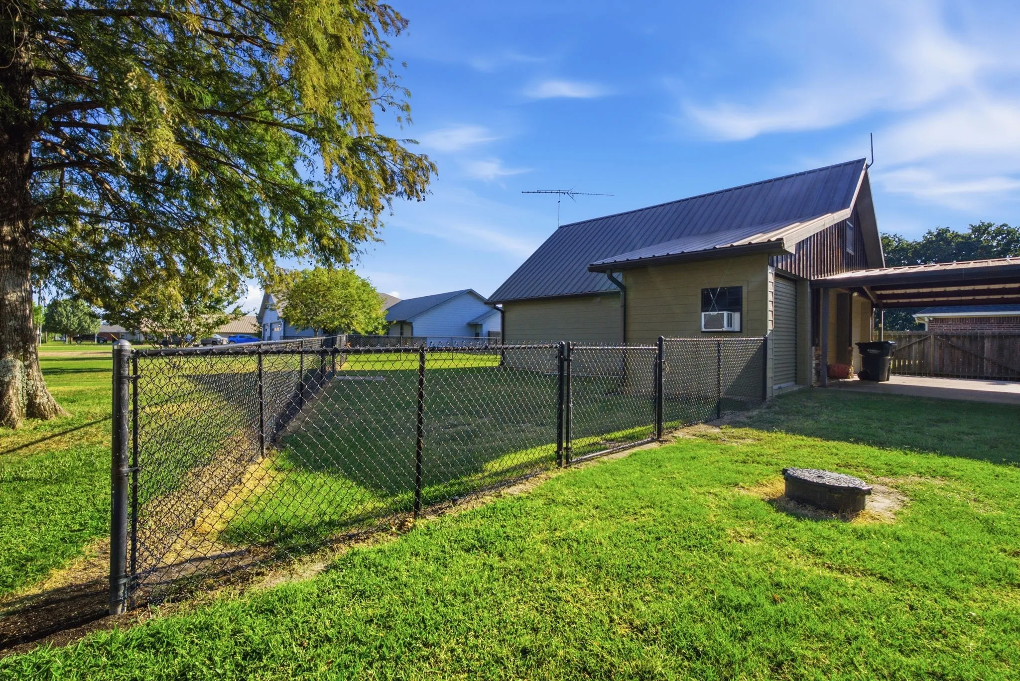 Single Family Residence For Sale in Wood County , 271 County Road 1559, Alba, Texas 75410, 3 Bedroom, 3 Bathroom, 2 Garage spaces, 1,914 Sqft, built in 2006, mls#21338612, Real Estate Agent in Alba, Homes For Sale in Wood county, Homes For Sale in Alba, Realtor in Alba Texas, Real Estate Brokerage Independent Realty Texas, Luminita Cordes Realtor
